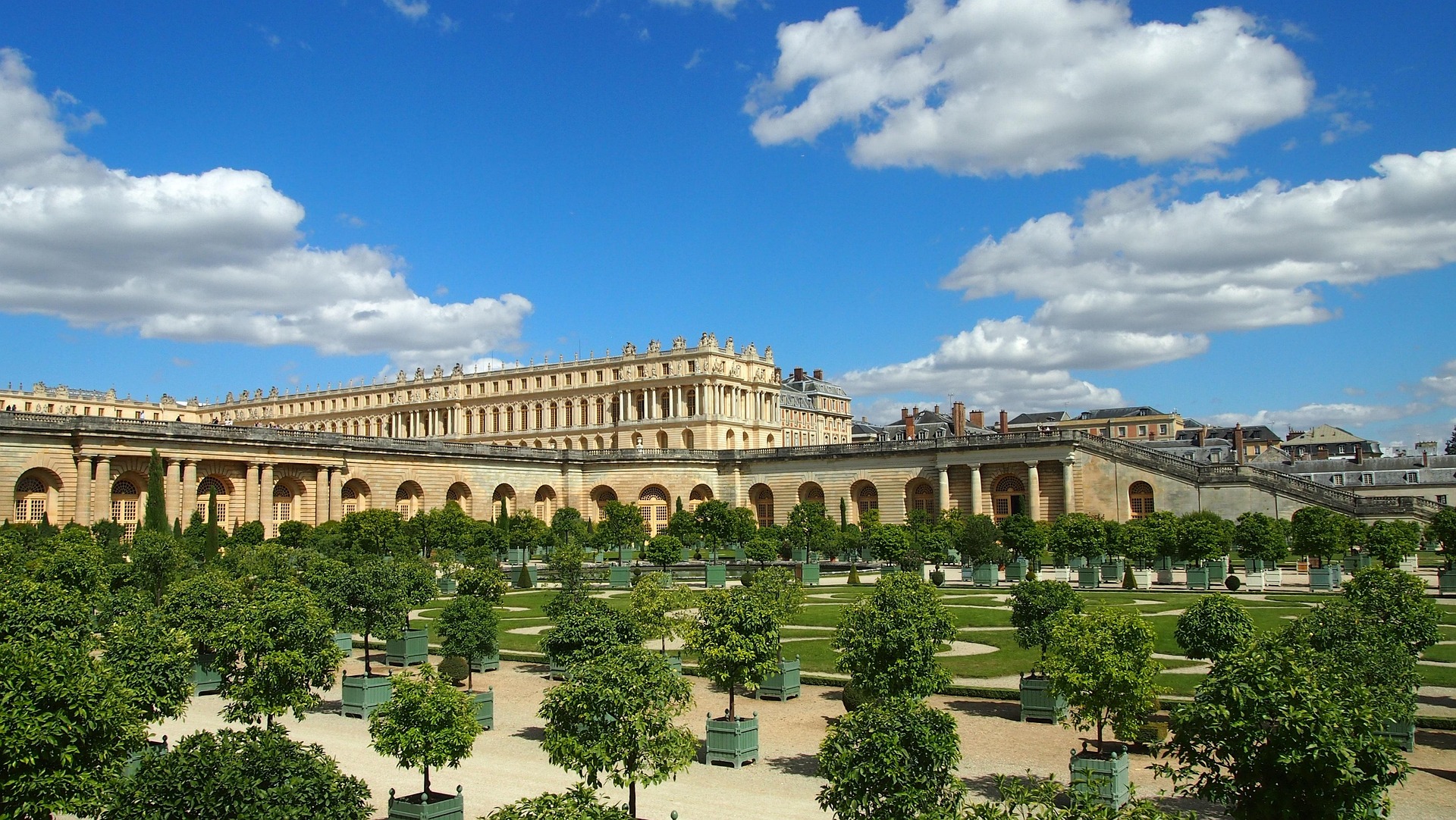 Sus jardines, diseñados por André Le Nôtre y extendidos por cerca de 800 hectáreas, destacan por su estilo formal francés, con fuentes, esculturas y el imponente Gran Canal de 1.500 metros, un eje paisajístico que refleja el cielo y simboliza la grandeza del antiguo poder real.