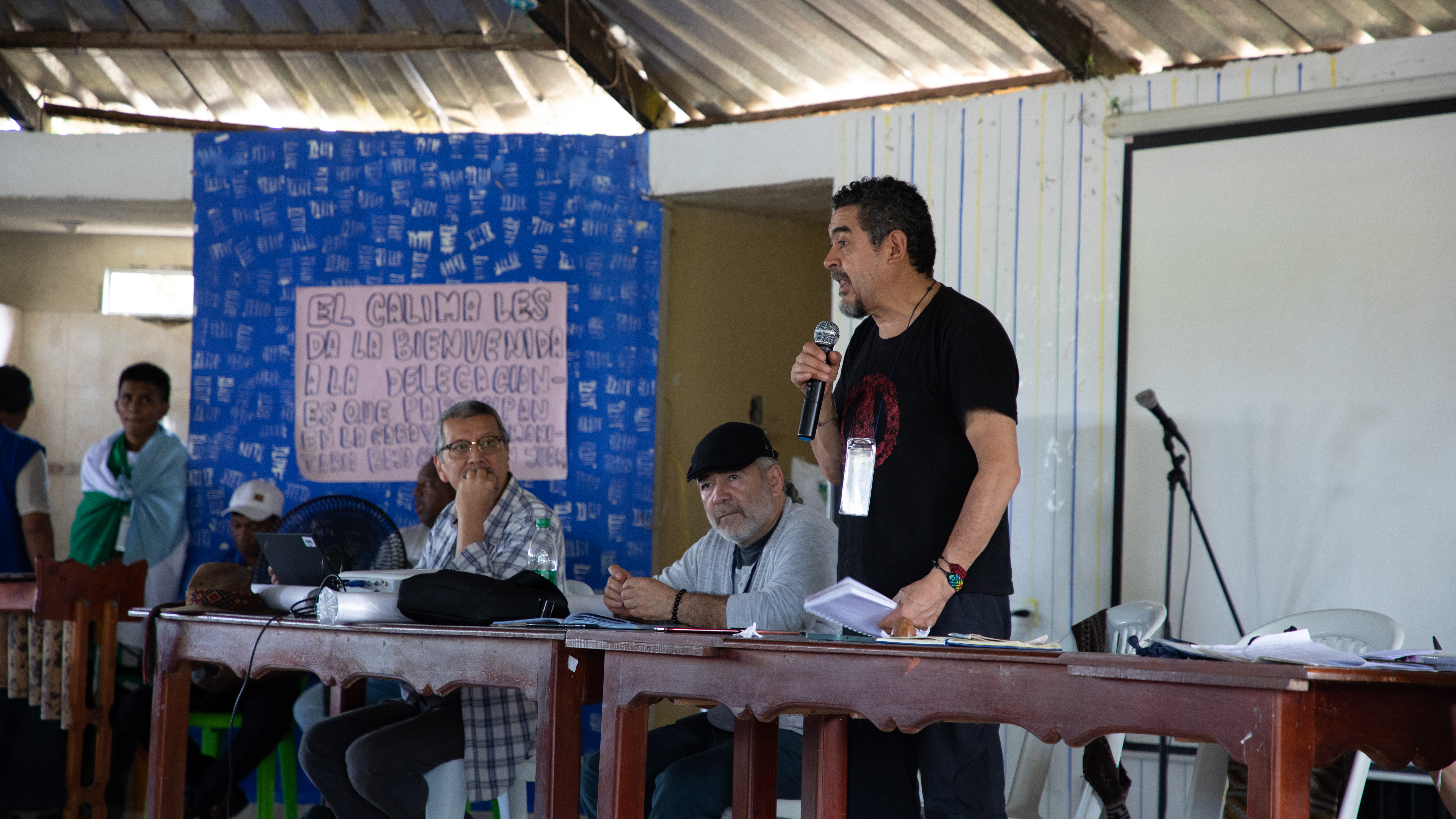 Además de documentar el drama de la guerra en estas zonas, la caravana tenía como meta hacer pedagogía de lo que se viene en las negociaciones del Gobierno Petro y el Eln.   En La Colonia (cabecera urbana del corregimiento de Bajo Calima), el delegado de la mesa por parte del gobierno Horacio Guerrero explicó la metodología.