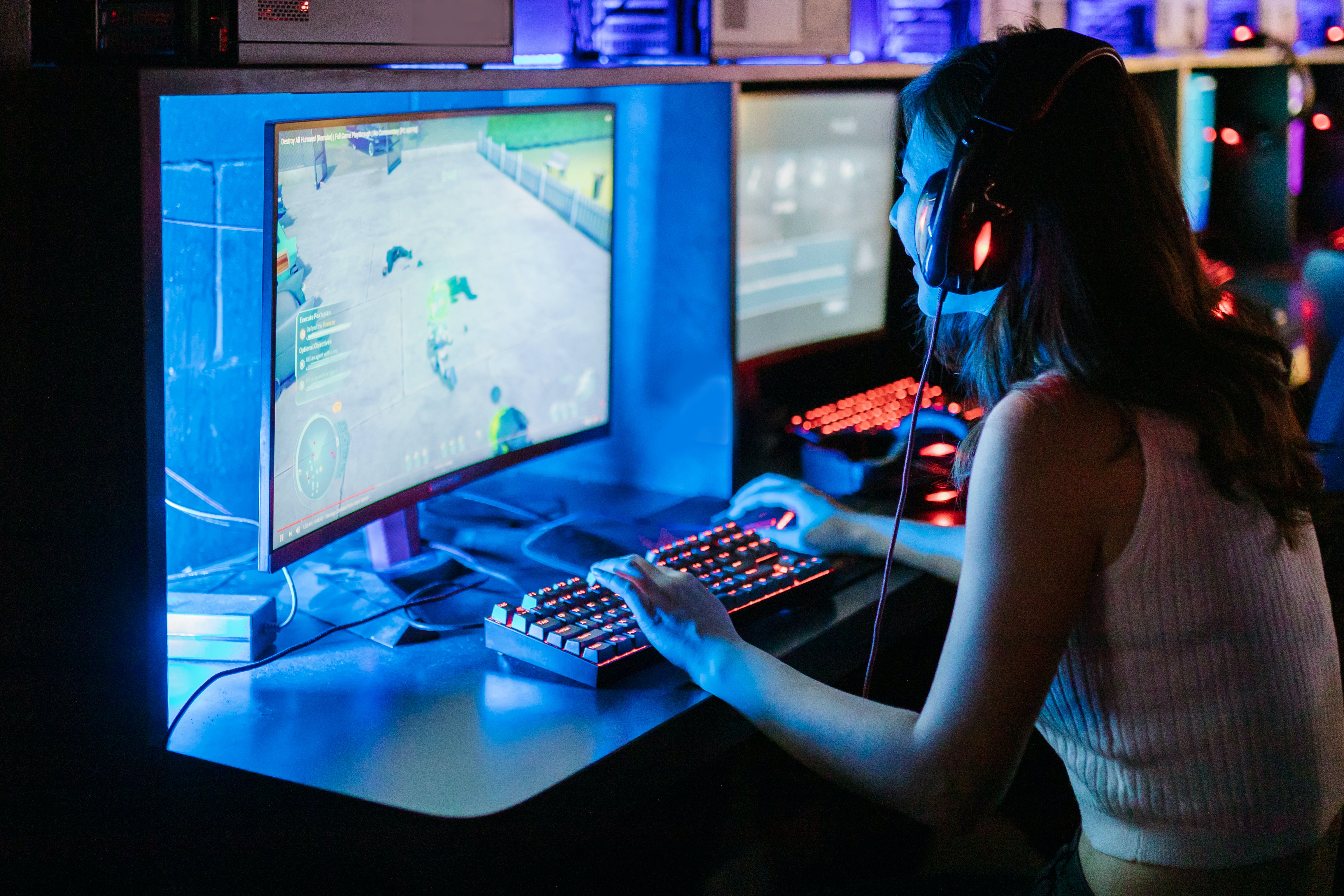 They playing a computer game. Девушка играющий компьютер. Игры на компьютер. Игровой компьютер для девушки. Женщина геймер за компьютером.