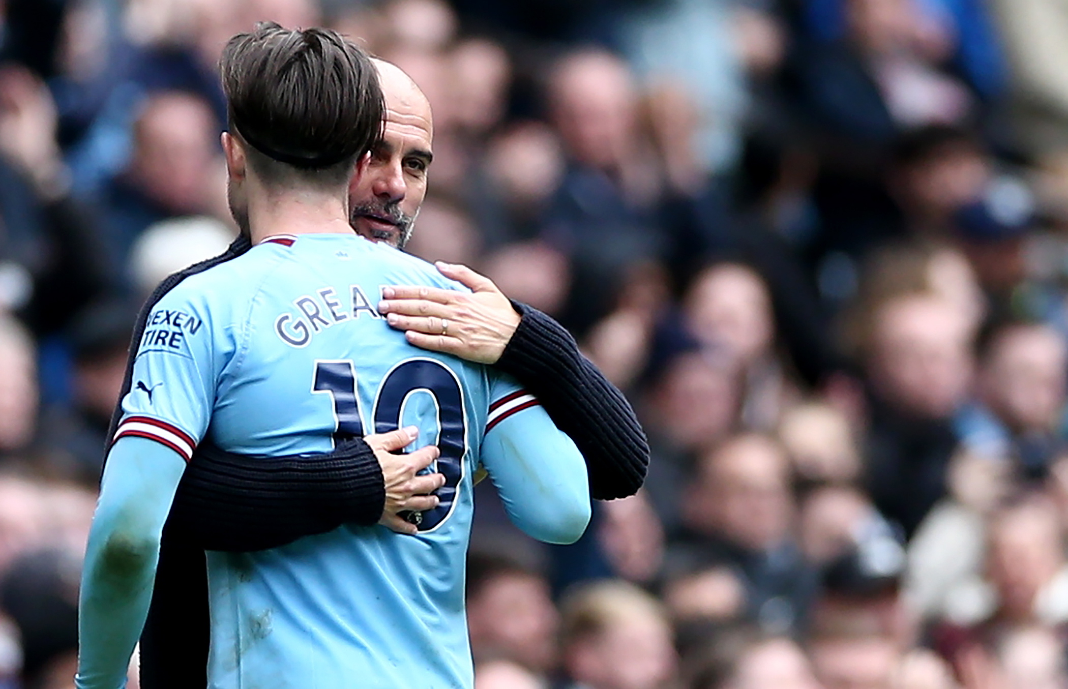 Manchester (United Kingdom), 01/04/2023.- Manchester City manager Pep Guardiola (R) gives Jack Grealish a hug as he takes him off towards the end of the English Premier League soccer match between Manchester City and Liverpool FC in Manchester, Britain, 01 April 2023. (Reino Unido) EFE/EPA/Adam Vaughan EDITORIAL USE ONLY. No use with unauthorized audio, video, data, fixture lists, club/league logos or 'live' services. Online in-match use limited to 120 images, no video emulation. No use in betting, games or single club/league/player publications