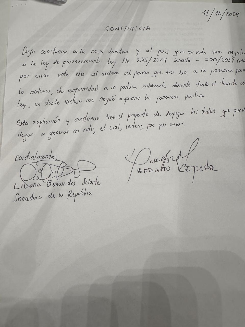 Constancia de por qué Efraín Cepeda y Liliana Benavides, del Conservador, votaron negativo "por error" que no se archivara la ley de financiamiento.