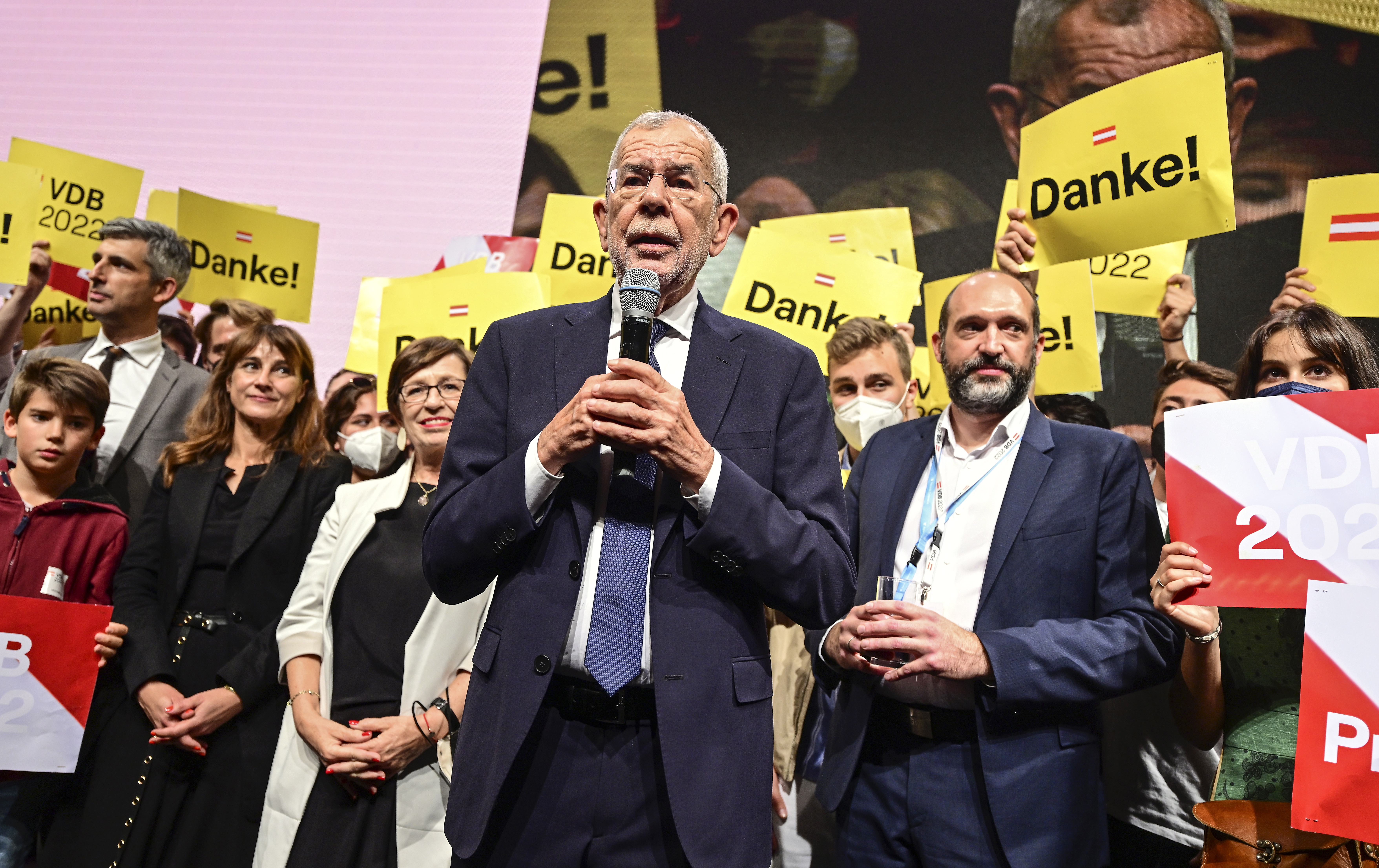 El ecologista Van der Bellen es reelegido presidente de Austria, según sondeos