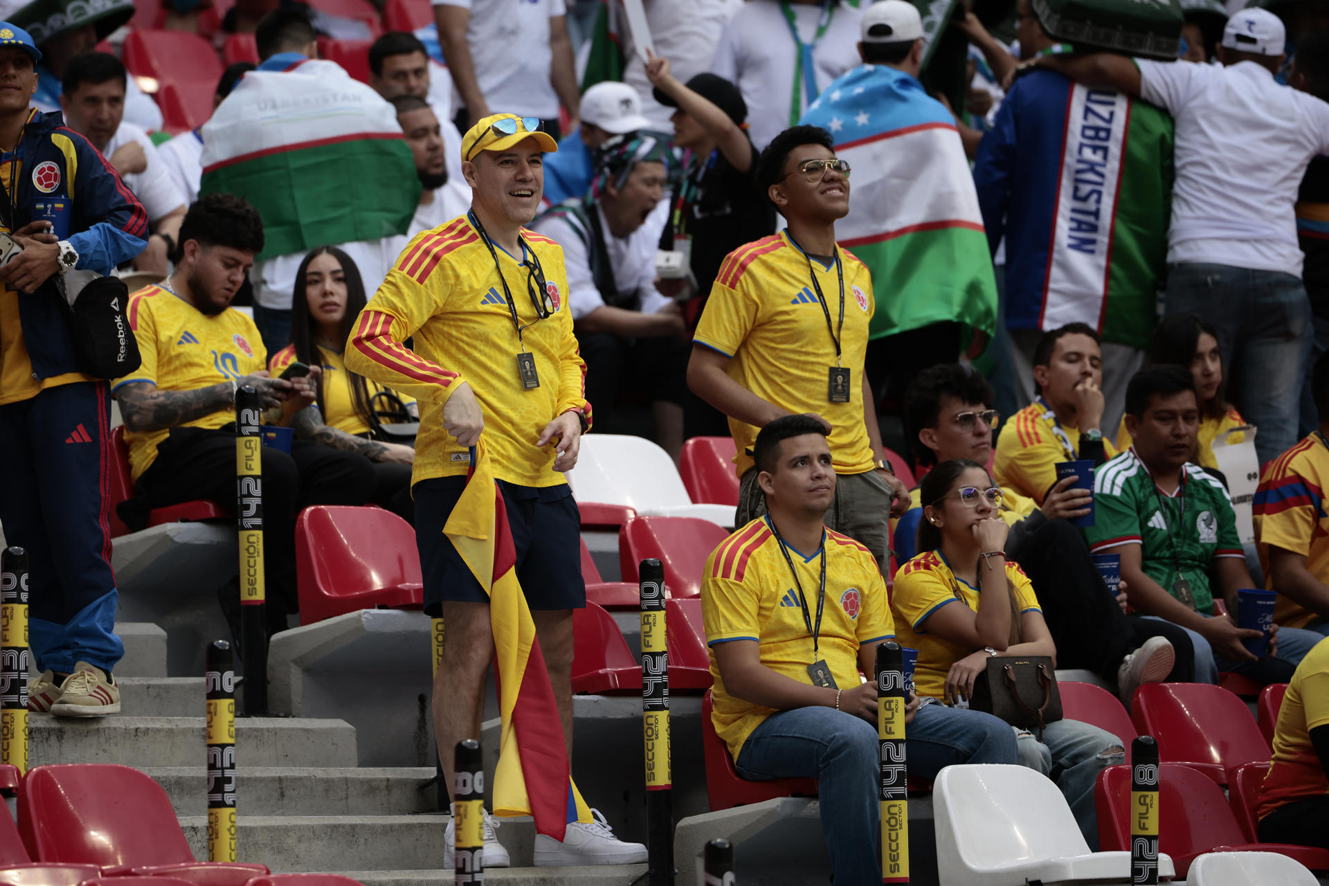 GR4175. CIUDAD DE MÉXICO (MÉXICO), 17/06/2026.- Aficionados de Colombia reaccionan este miércoles, previo al partido del grupo K del Mundial de la FIFA 2026 entre Uzbekistán y Colombia, en el estadio Azteca en Ciudad de México (México). EFE/ José Méndez

