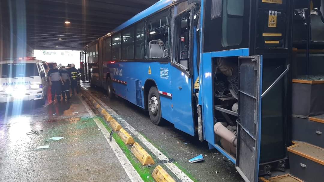 Diez personas heridas en Cali, tras choque entre bus del MIO y un carro