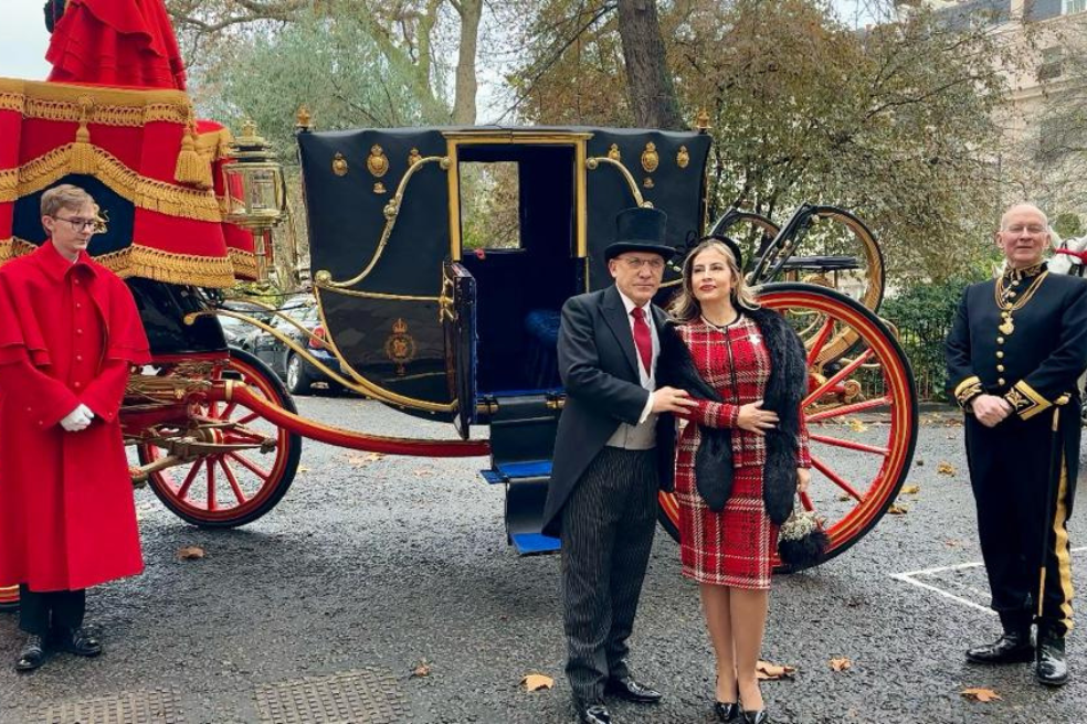 El embajador de Colombia en Reino Unido, Roy Barreras, presentó credenciales este 7 de diciembre en el Palacio de Buckingham.
