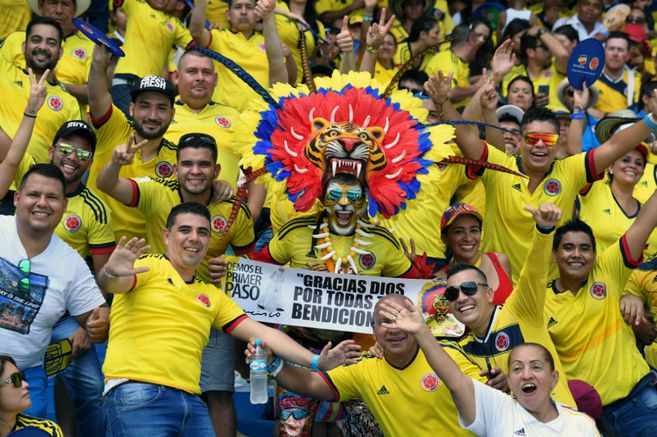 La Superintendencia de Industria y Comercio sancionó hoy a la Federación Colombiana de Fútbol, a las empresas Ticketshop y Ticket Ya, y a los directivos de las tres entidades, por competencia desleal. Unas 17 personas participaron en este esquema ilegal de reventa de boletas.