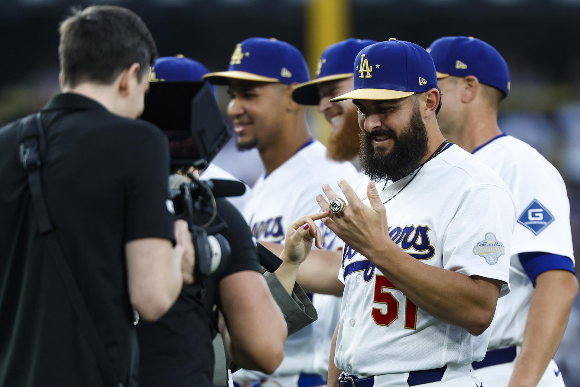 LOS ANGELES (United States), 28/03/2026.- Los Angeles Dodgers pitcher Alex Vesia (R) shows off his championship ring during the 2025 World Series Championship Ring Ceremony in Los Angeles, California, USA, 27 March 2026. EFE/EPA/CHRIS TORRES