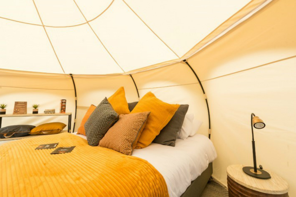 Este glamping de lujo también ofrece a sus visitantes la posibilidad de practicar deportes acuáticos y actividades como senderismo, ciclo montañismo, noches de estrellas, avistamiento de aves, entre muchas otras actividades para ejercitar el cuerpo, relajar la mente y conectarse con el entorno que lo rodea.