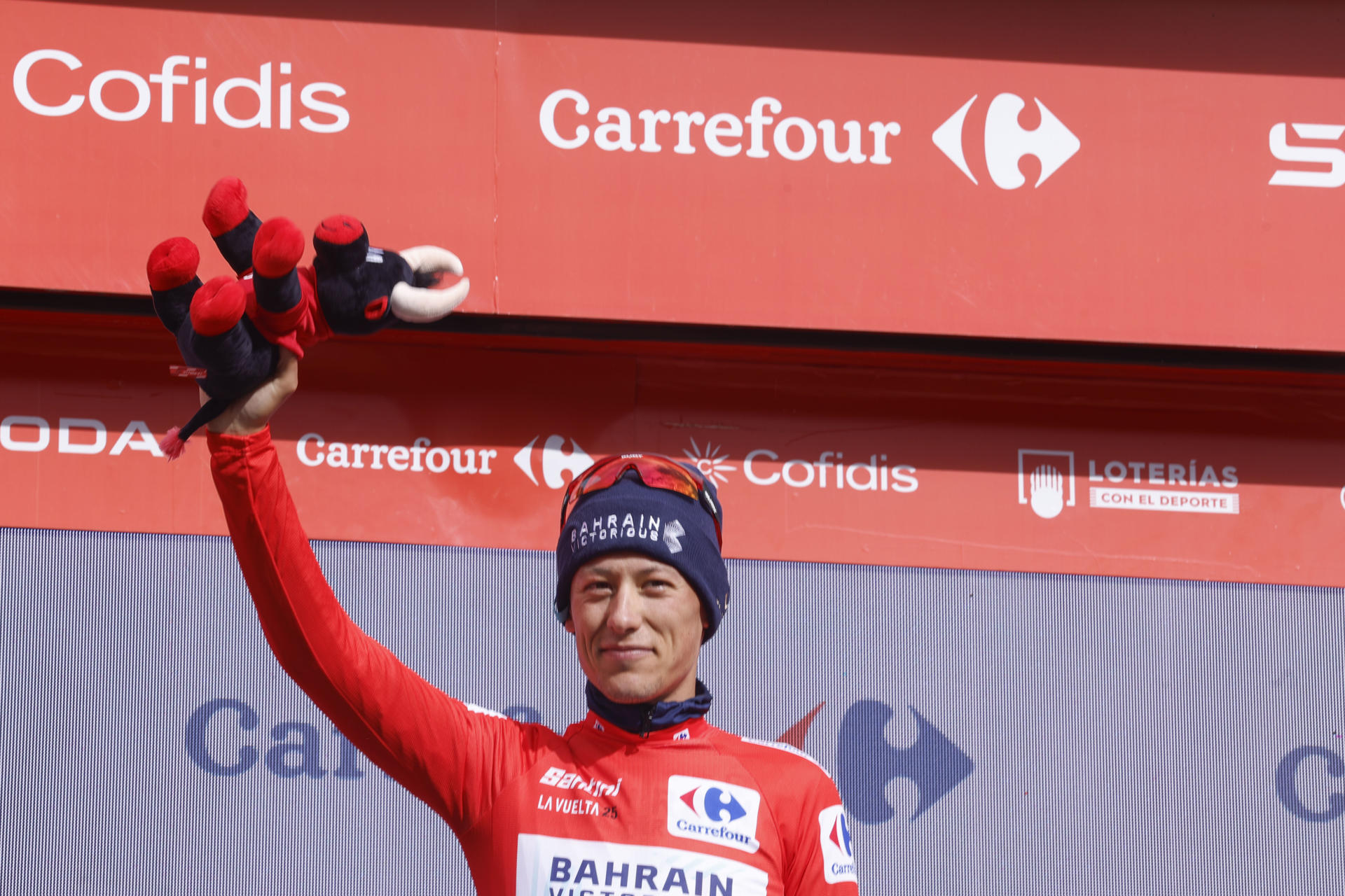 CERLER (HUESCA), 29/08/2025.- El ciclista noruego del Bahrain Victorious Torstein Traeen en el podio con el maillot de líder de la clasificación general tras la séptima etapa de la Vuelta Ciclista a España que vive este viernes su segunda jornada montañosa con salida en Andorra La Vella y llegada en Cerler (Huesca) tras 187 kilómetros de recorrido. EFE/Javier Lizón