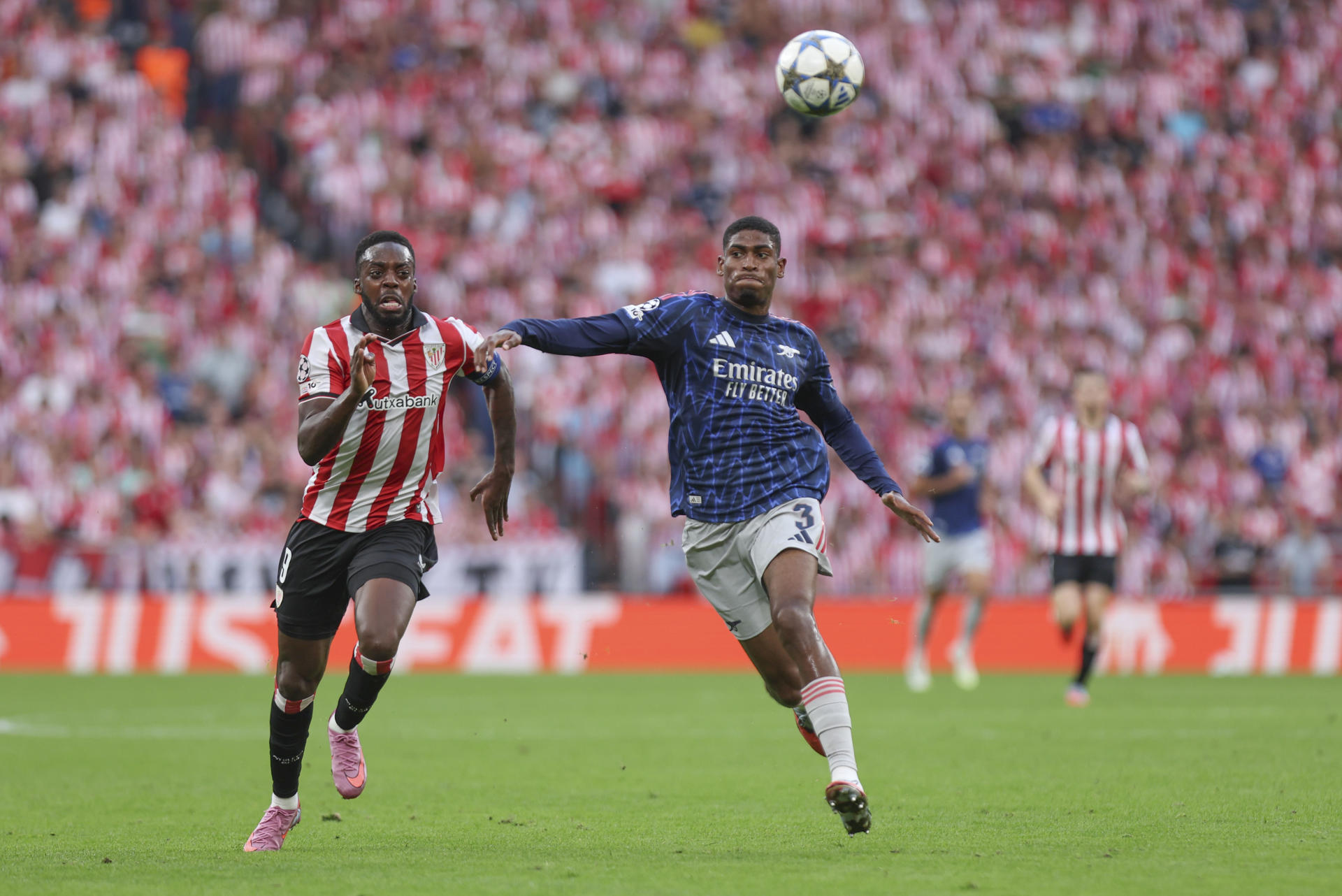 BILBAO, 16/09/2025.- El delantero del Athletic Iñaki Williams (i) disputa un balón con el defensa del Arsenal Cristhian Mosquera (d) durante el primer partido de la fase de la Liga de Campeones entre el Athletic Club de Bilbao y el Arsenal, este martes en el estadio de San Mamés en Bilbao. EFE/ Luis Tejido
