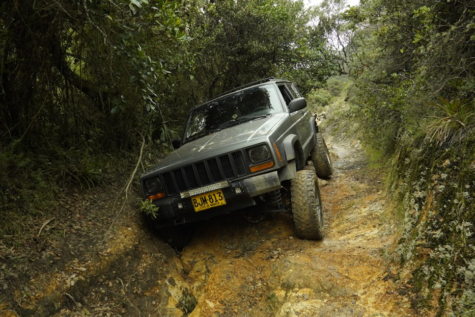 Jeep atrapado por un barranco del Santuario.
