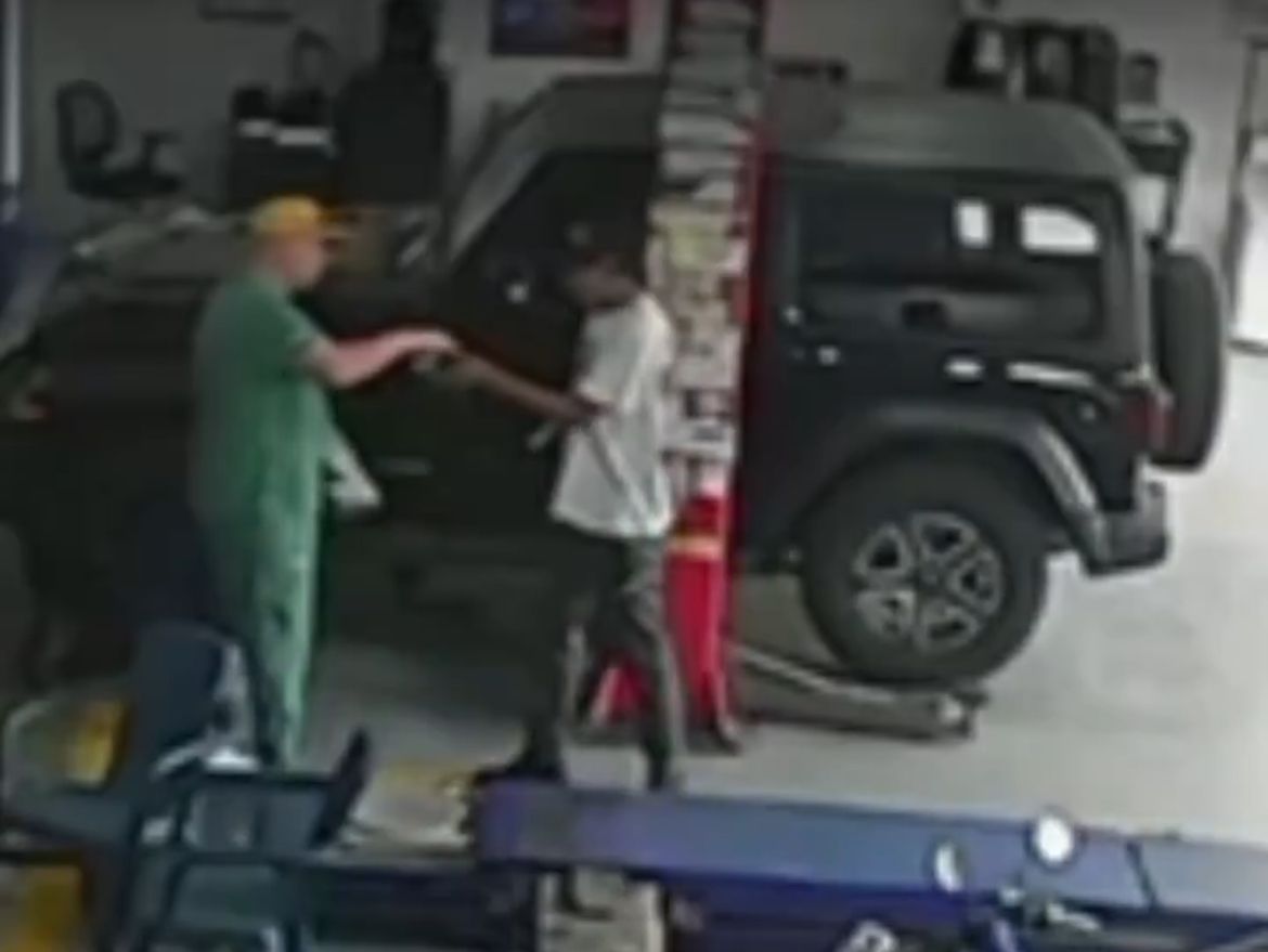 El robo al reconocido cantante de salsa, Roberto Lugo, se dio en un taller mecánico en donde le estaban arreglando las llantas pinchadas.