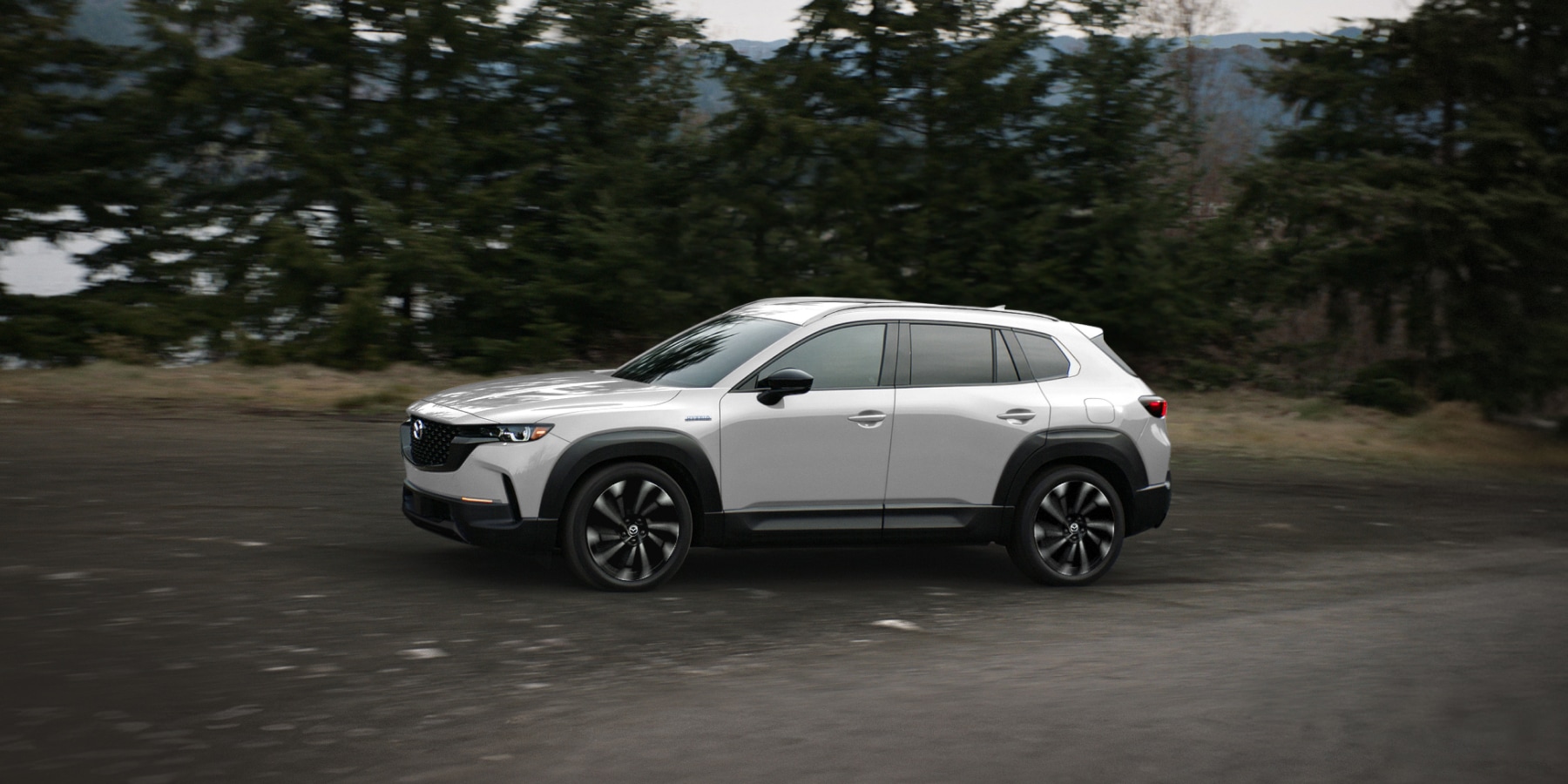 Mazda CX-50 permite seleccionar diferentes modos de conducción para adaptarse a diversas situaciones de manejo. En combinación con el sistema i-Activ AWD y opciones de motor, proporciona la dinámica de conducción característica de Mazda en una variedad de terrenos y caminos.