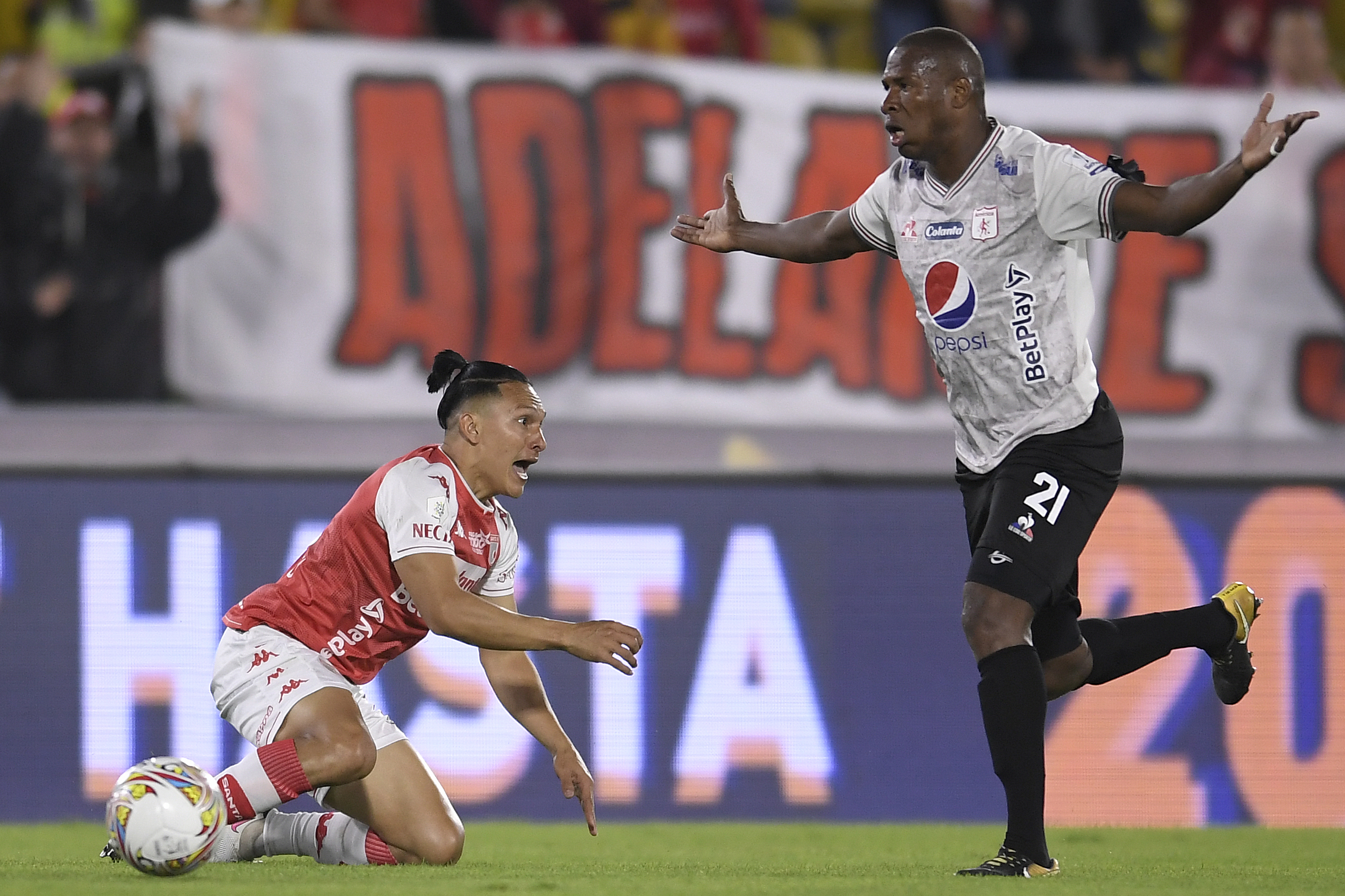América busca el liderato y estirar el historial de triunfos frente a Santa Fe