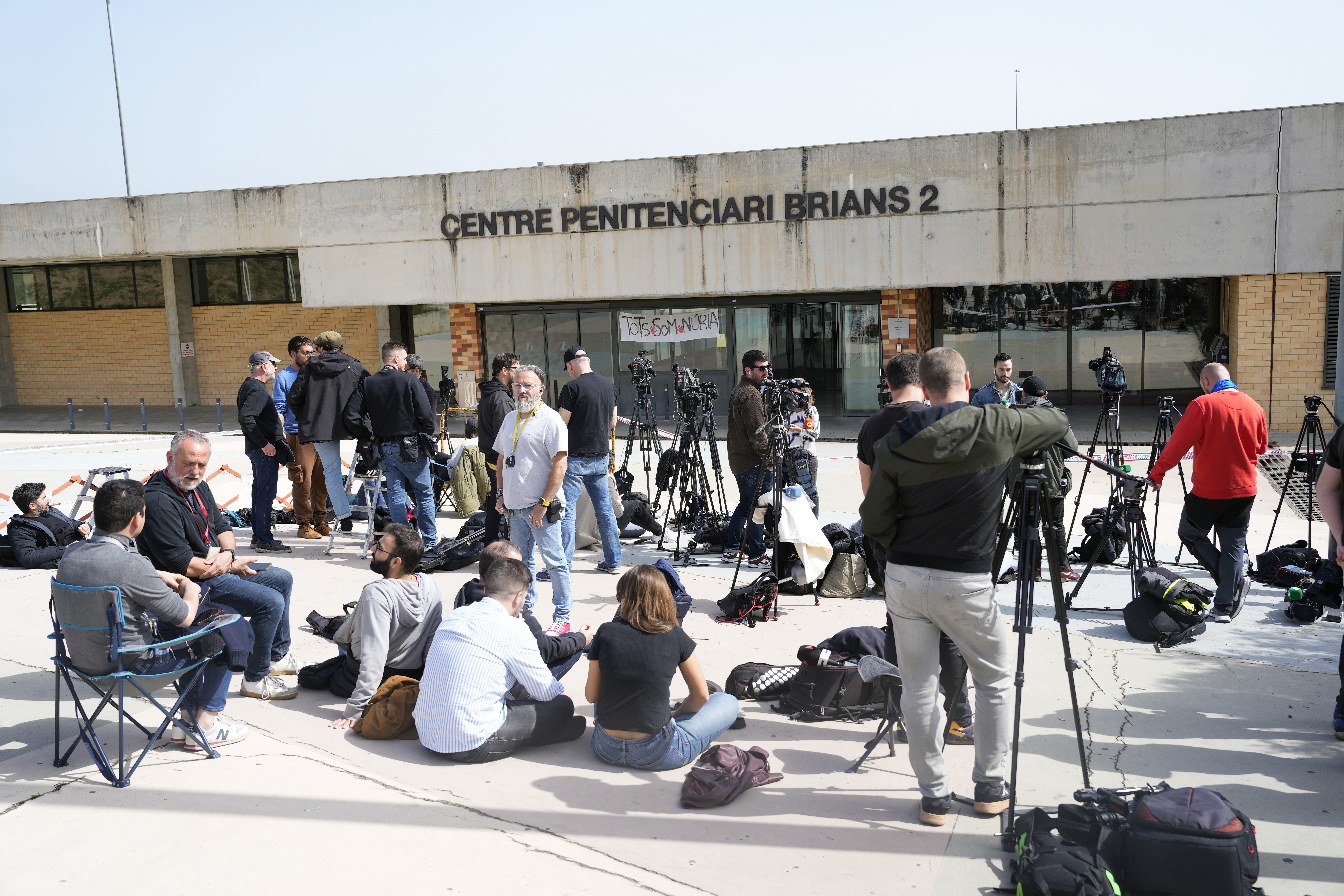 GRAFCAT1737. BARCELONA, 21/03/2024.- Numerosos periodistas esperan ante la entrada de la cárcel Brians 2 mientras el exjugador del Barça Dani Alves se afana por reunir entre su entorno el millón de euros que la Audiencia de Barcelona le ha impuesto como fianza para salir de prisión, mientras se resuelven los recursos contra la sentencia que lo condenó a cuatro años y medio por violar a una joven en una discoteca. EFE/Alejandro García