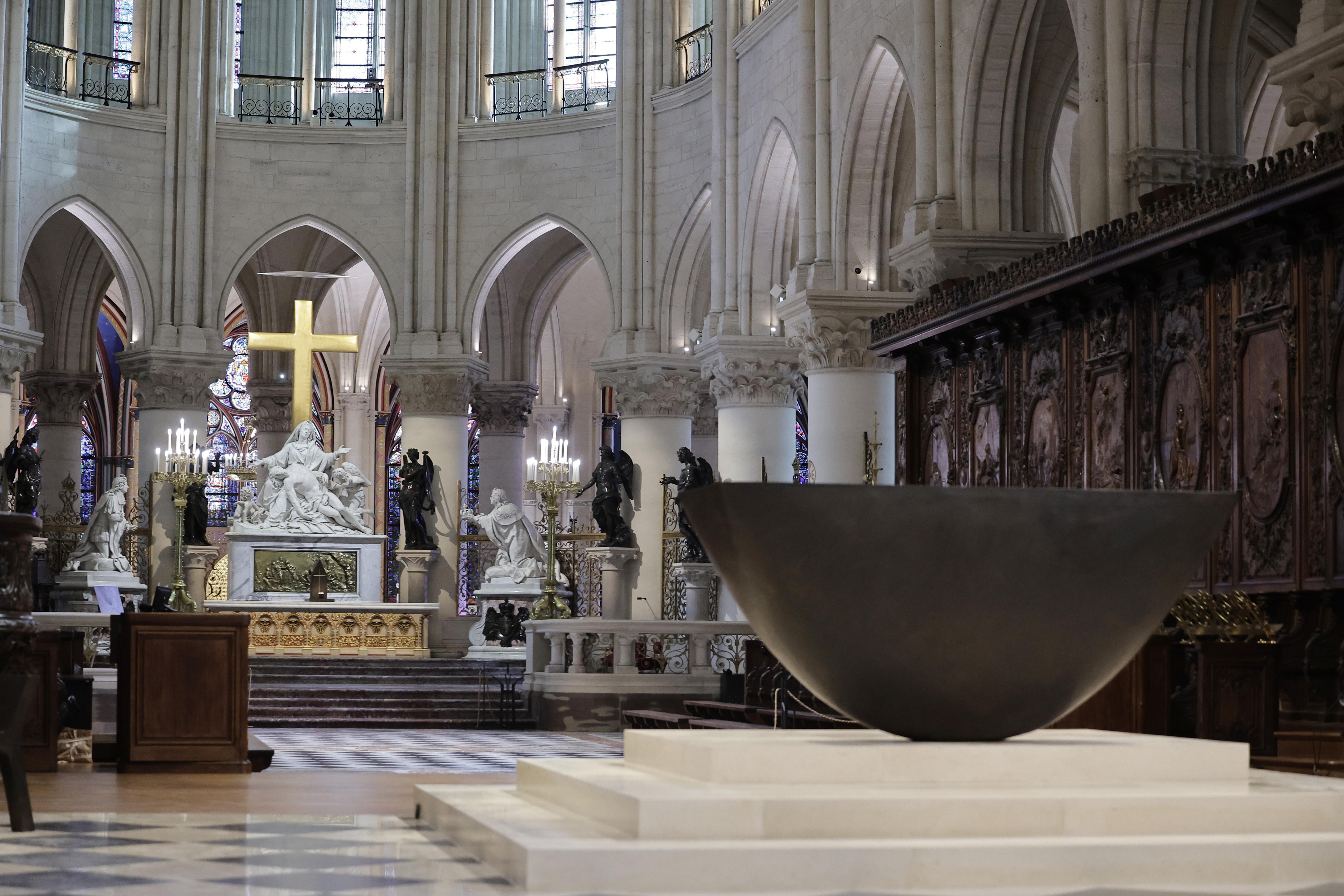 Paris (France), 28/11/2024.- General view of Notre-Dame de Paris cathedral in Paris, France, 29 November 2024. French President Macron is visiting the cathedral's construction site on 29 November, to thank the donors and people who worked to rebuild the monument after it was severely damaged in a fire that broke out on 15 April 2019. The Paris Cathedral will be officially inaugurated after nearly six years of renovation work on 07 December 2024. (Francia) EFE/EPA/CHRISTOPHE PETIT TESSON / POOL