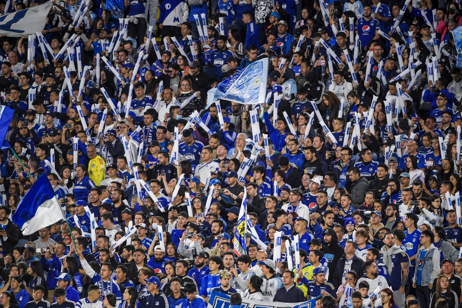 La hinchada de Millonarios se encargó de llenar El Campín para mostrar su apoyo al equipo de la capital.