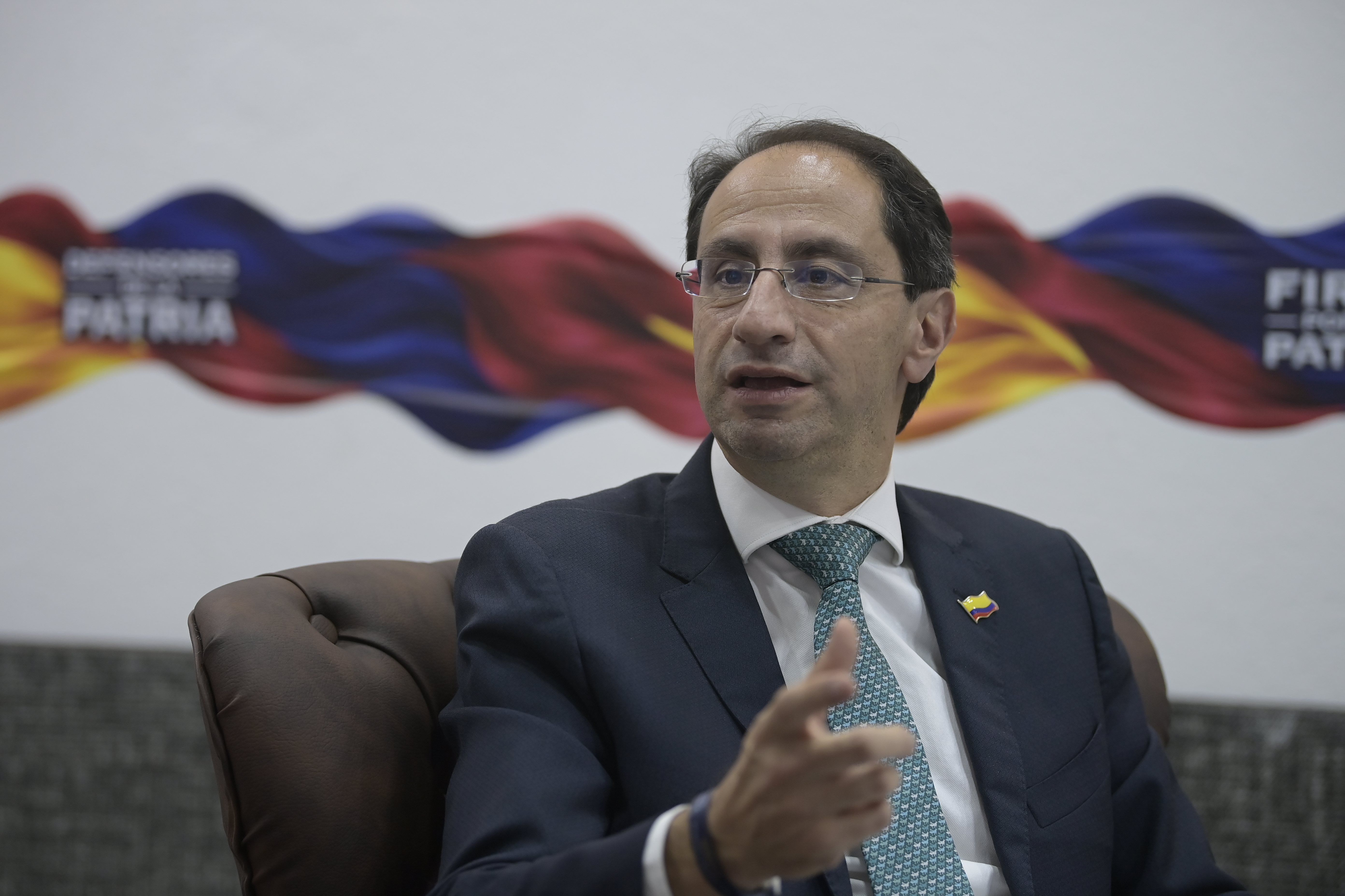 José Manuel Restrepo avanza en su gira internacional: se reunió con gobierno de El Salvador