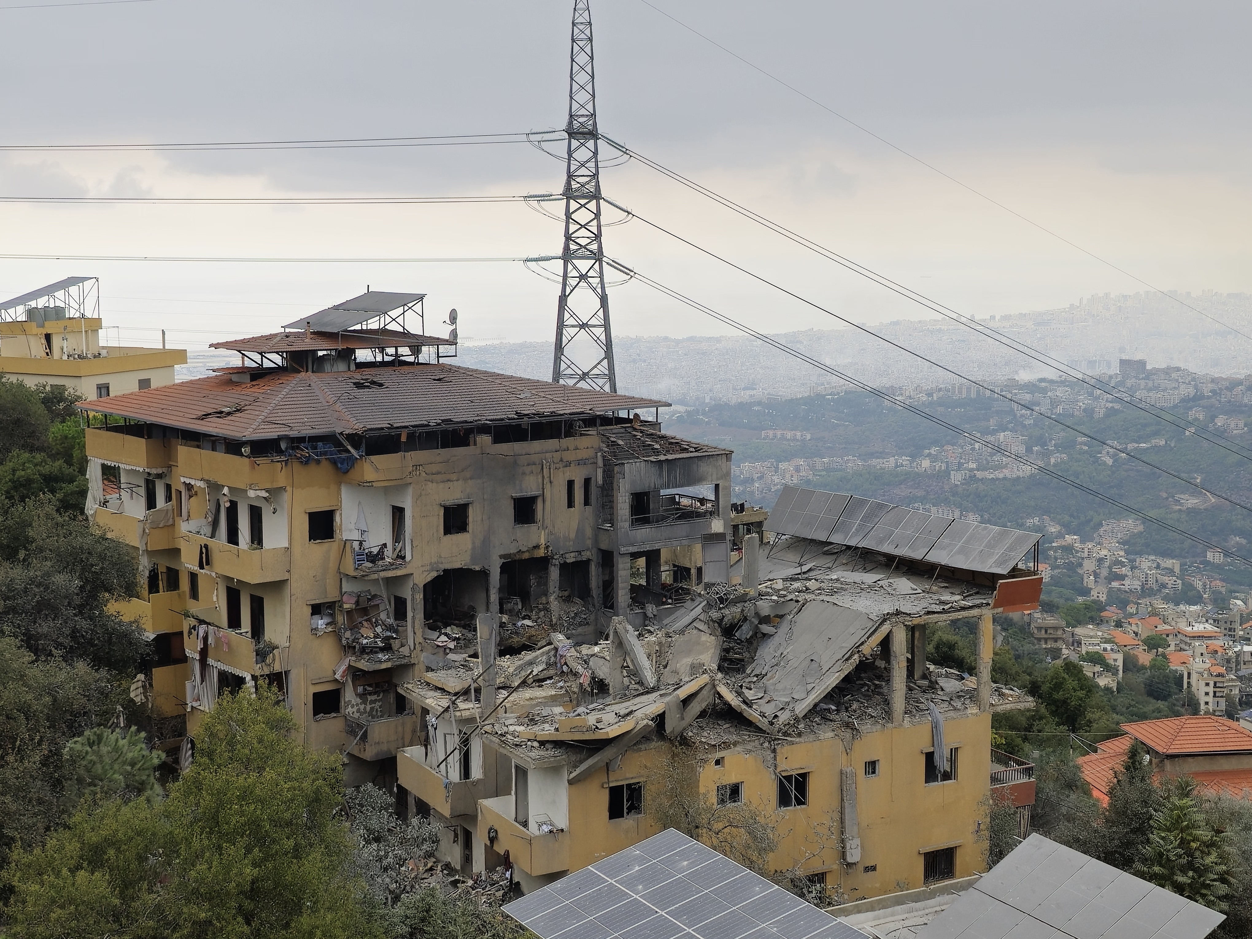 Aley (Lebanon), 07/10/2024.- View of a damaged building following an Israeli strike at Qamatiyeh village in Aley, southeast of Beirut, Lebanon, 07 October 2024. According to the Lebanese Ministry of Health, six people died, including three children, and 11 were wounded following the strike. (Líbano) EFE/EPA/STR