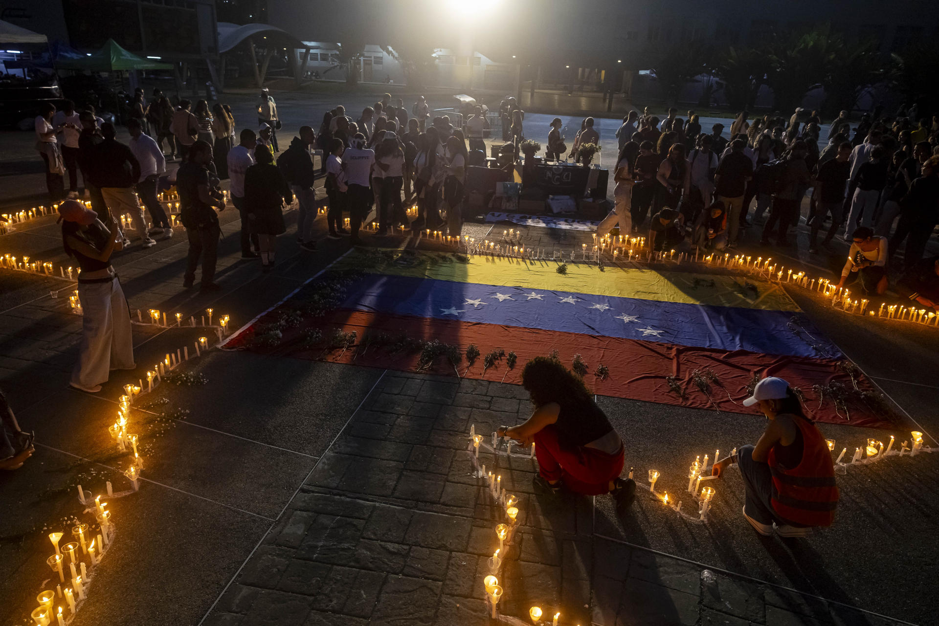AME7767. CARACAS (VENEZUELA), 05/07/2026.- Un grupo de personas participa en una vigilia en honor las victimas de los terremotos este domingo, en Caracas (Venezuela). Cientos de personas en dos ciudades de Venezuela rindieron homenaje en vigilias a los al menos 3.342 muertos que dejaron los terremotos del 24 de junio y se solidarizaron con los miles de heridos y con los que perdieron sus viviendas, principalmente en la devastada región de La Guaira (norte). EFE/ Miguel Gutiérrez
