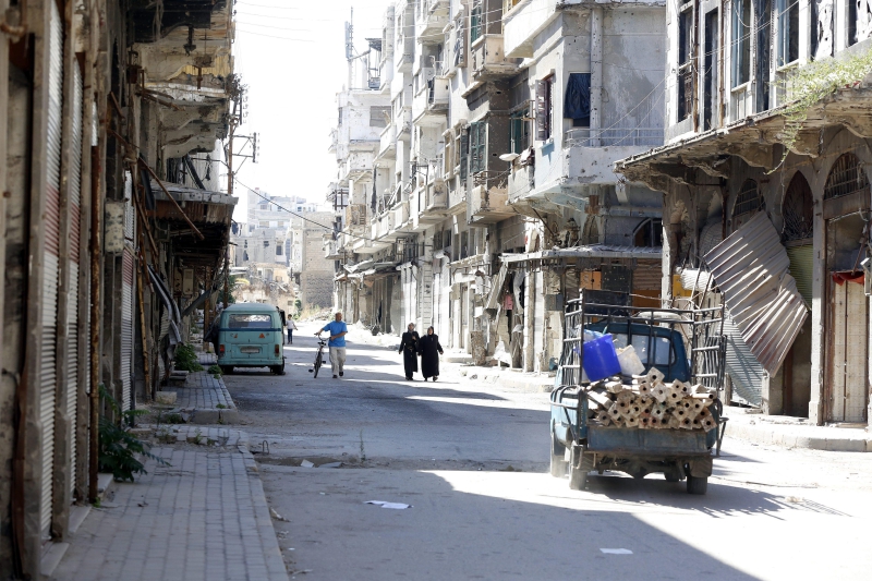 Sirios caminan por una calle en la ciudad de Homs, Siria. / EFE
