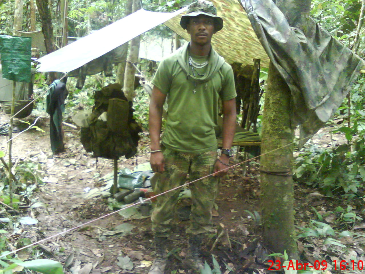 El soldado Santos en medio de operativos en la selva, un año antes de pisar la mina antipersona que cambiaría su vida.