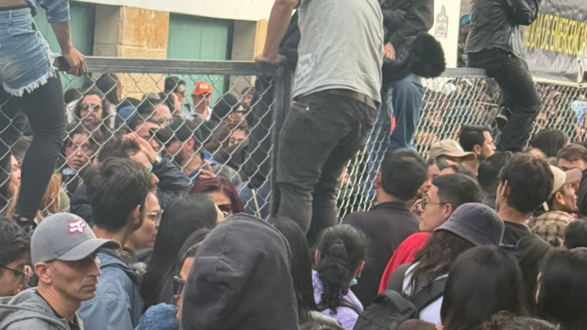 Distrito advirtió sobreaforo en concierto de La Esperanza: hubo caos en la entrada