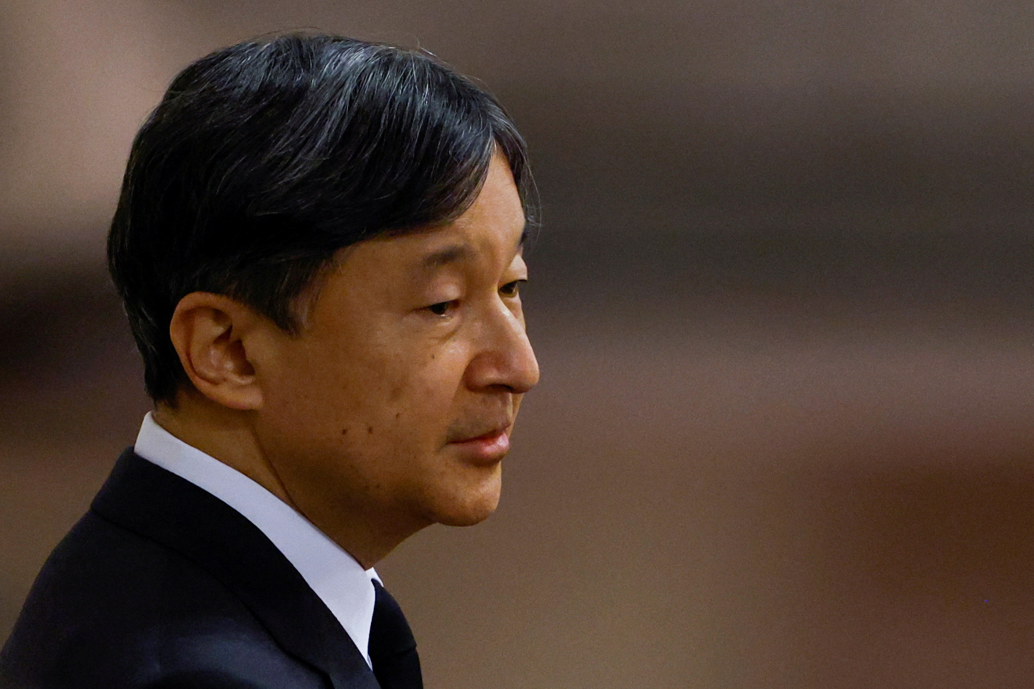 El emperador de Japón, Naruhito, presenta sus respetos ante el ataúd de la reina Isabel II.