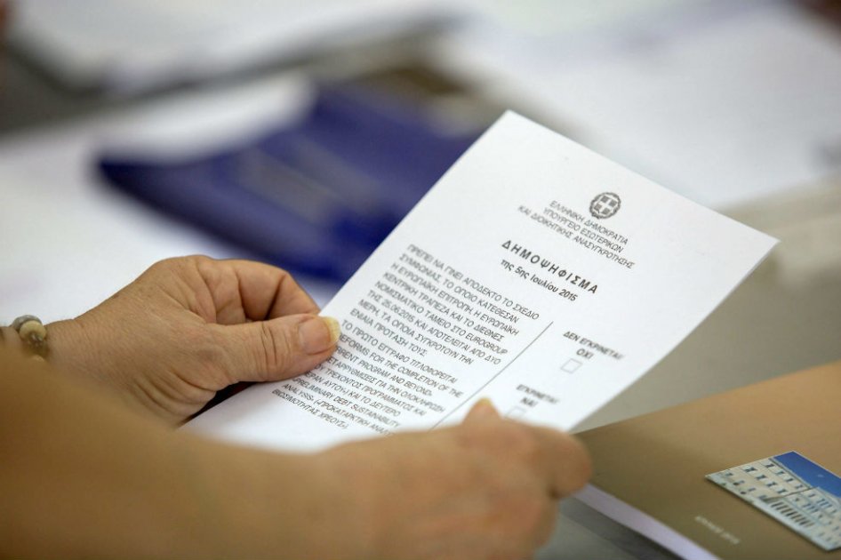 Griegos esperan con calma y gran expectación el resultado del referéndum