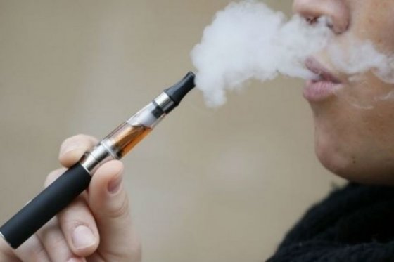 Congresista dice que cigarrillos electrónicos producen Sida