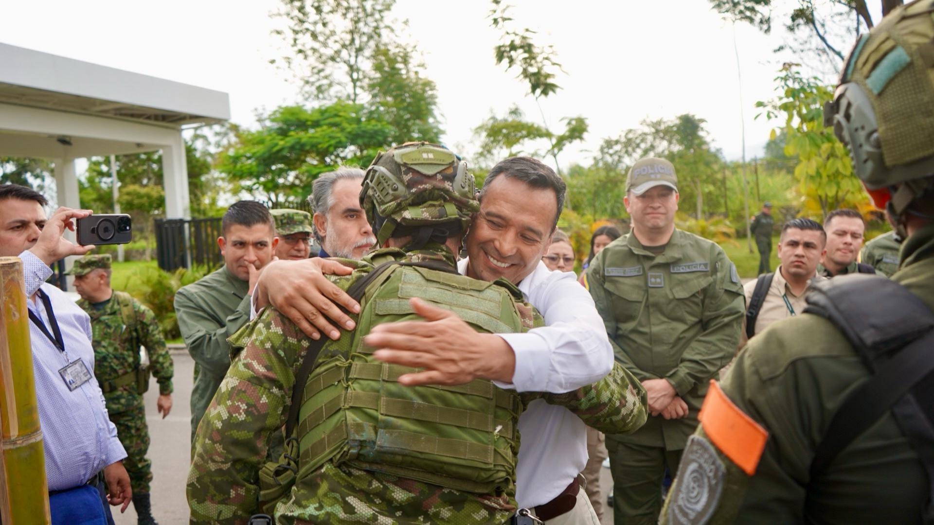 Las primeras imágenes de los 29 uniformados liberados en el Plateado (Cauca)