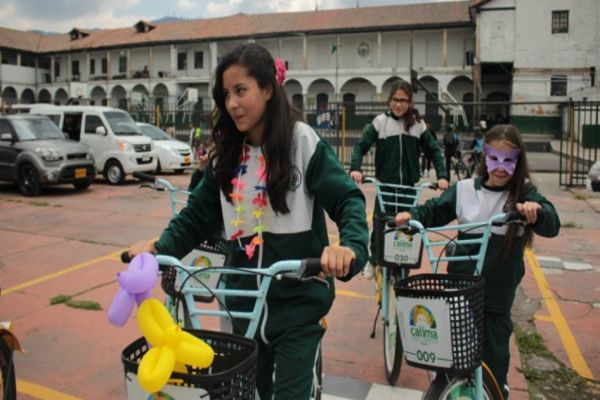 Rutas vigiladas por la policía, entre medidas para mejorar seguridad en 40 colegios