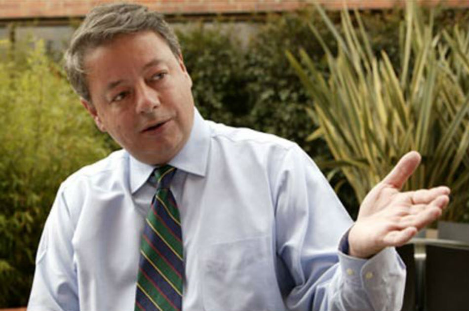 «Ninguno de los candidatos del Centro Democrático le llega a los tobillos a Santos»