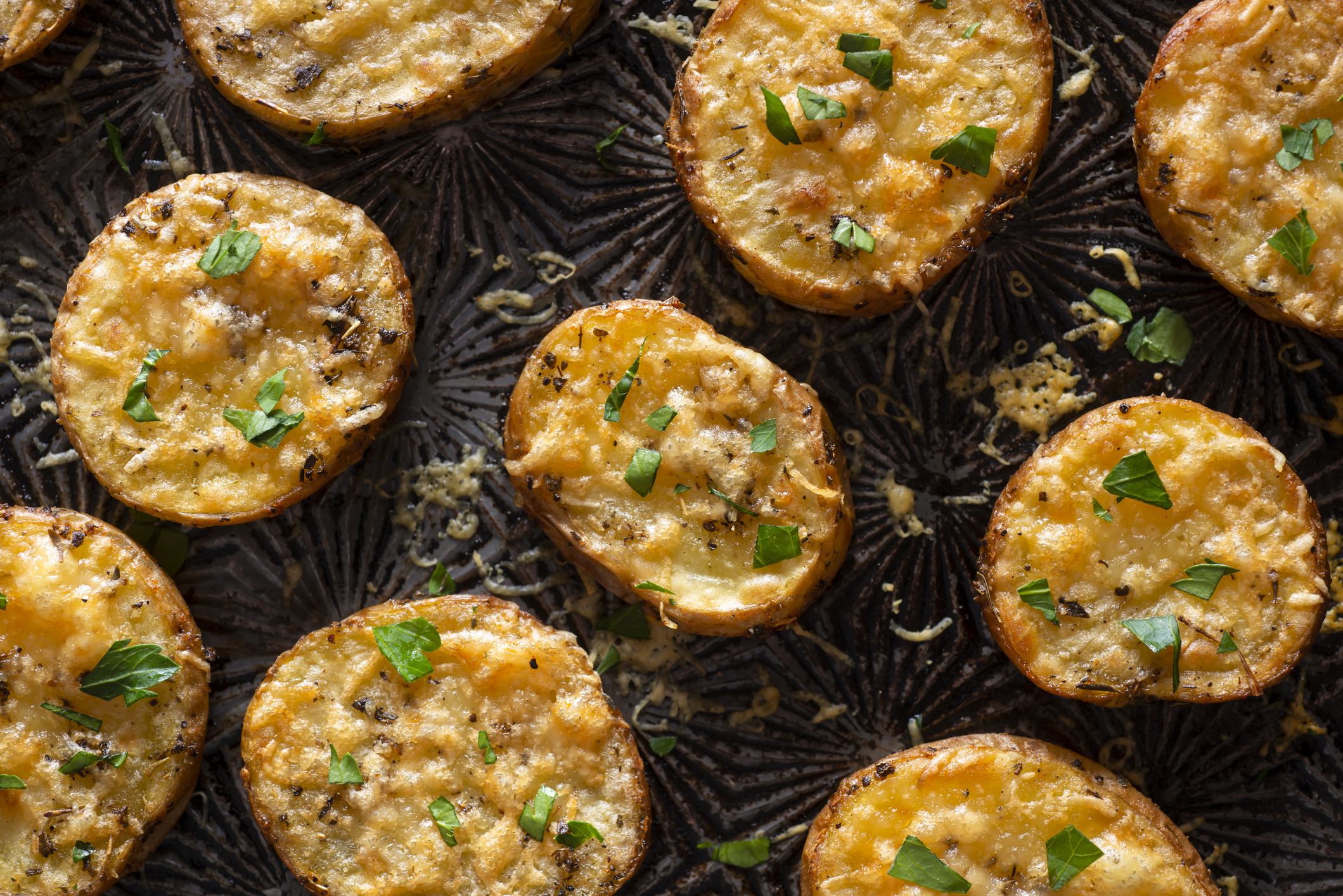 Así se preparan las papas crujientes con queso parmesano