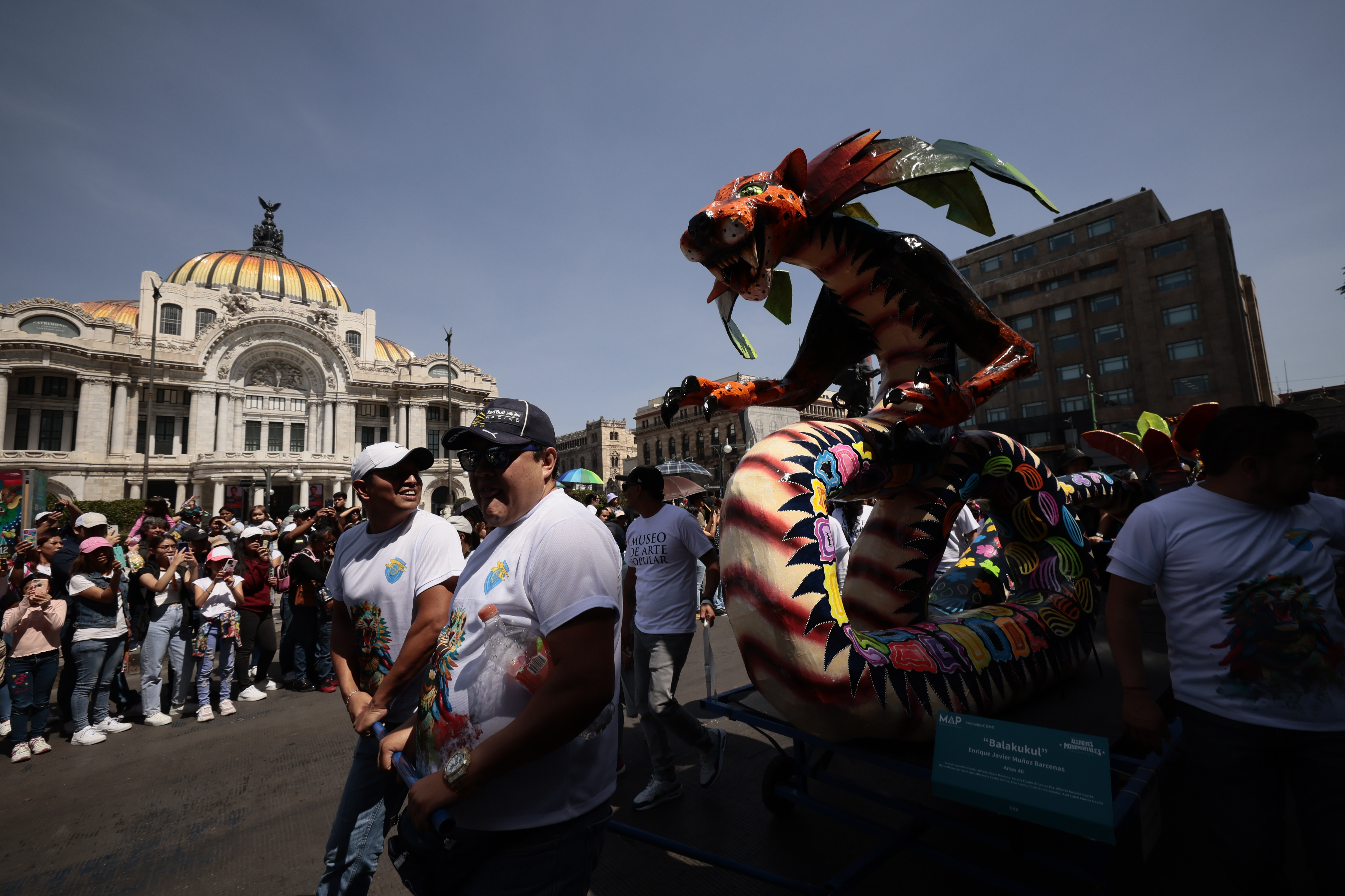 MEX8775. CIUDAD DE MÉXICO (MÉXICO), 21/10/2023.- Fotografía de alebrijes monumentales durante un desfile organizado por el Museo de Arte Popular, como antesala a la celebración del Día de Muertos, hoy en Ciudad de México (México). Las festividades por el próximo Día de Muertos iniciaron este sábado en Ciudad de México con un desfile de 200 alebrijes, figuras artesanales de animales fantásticos que se han asociado en años recientes con esta celebración. EFE/José Méndez