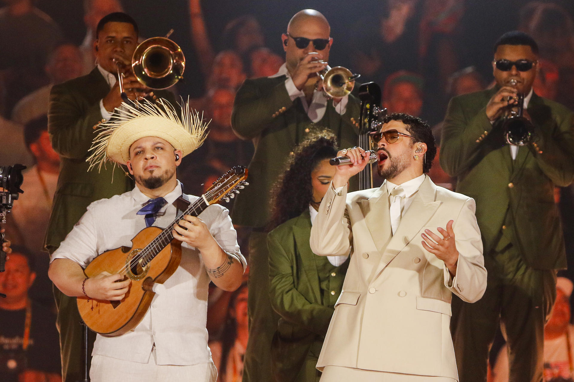 El amor según BadBunny: lo que dicen sus canciones sobre la nostalgia, el deseo y la belleza