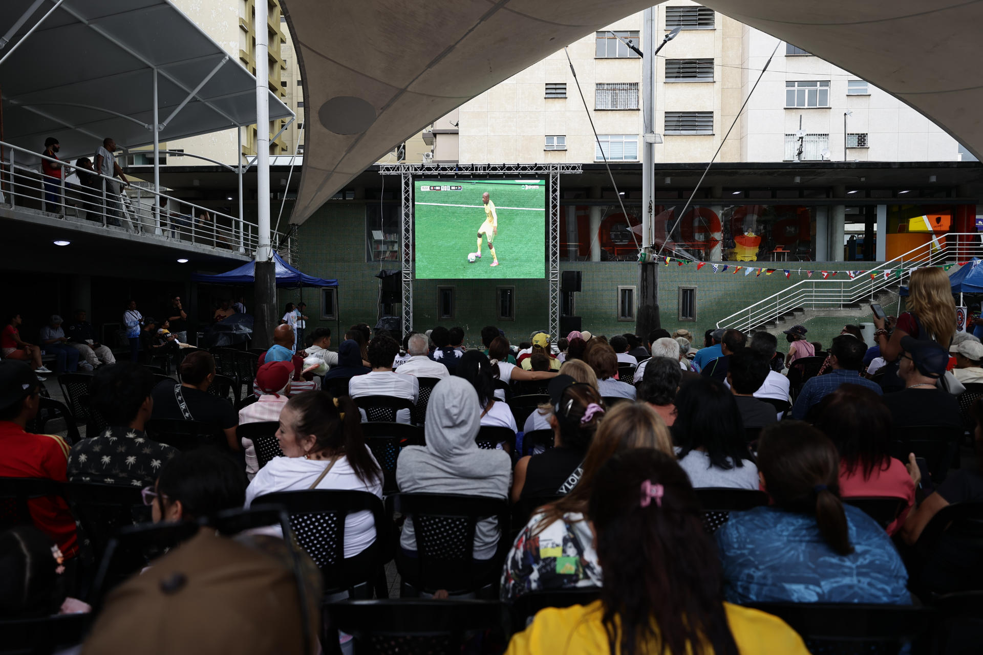 AME759. CARACAS (VENEZUELA), 11/06/2026.- Personas observan el partido inaugural del Mundial de la FIFA 2026 este jueves, en Caracas (Venezuela). EFE/ Ronald Peña R
