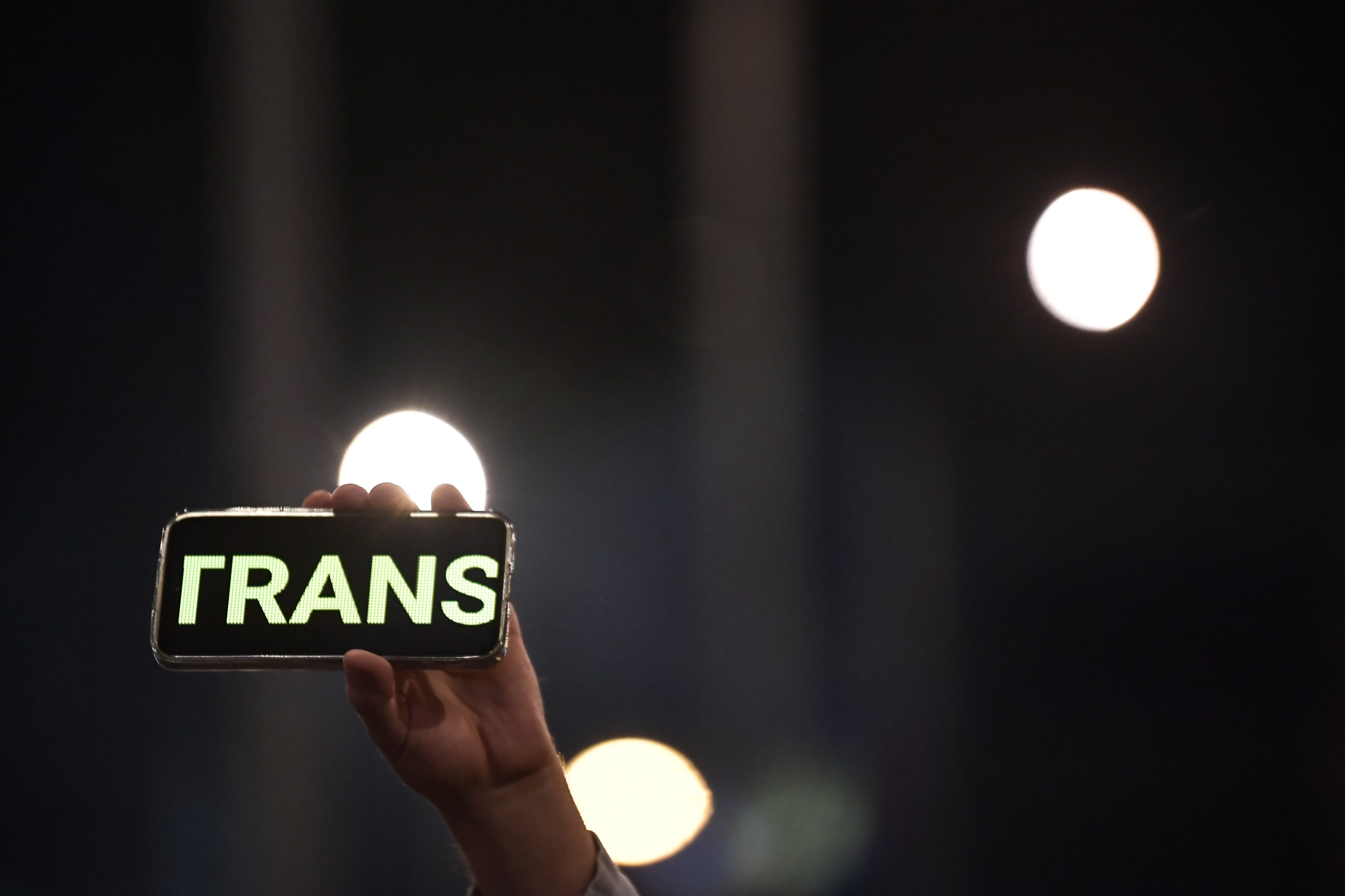 Decenas de personas se reunieron en Bogotá para rendir homenaje a Sara Millerey González Borja, una mujer trans de 32 años asesinada el 6 de abril en Bello, Antioquia. La velatón fue un acto de rechazo a los crímenes de odio contra las personas trans en el país.