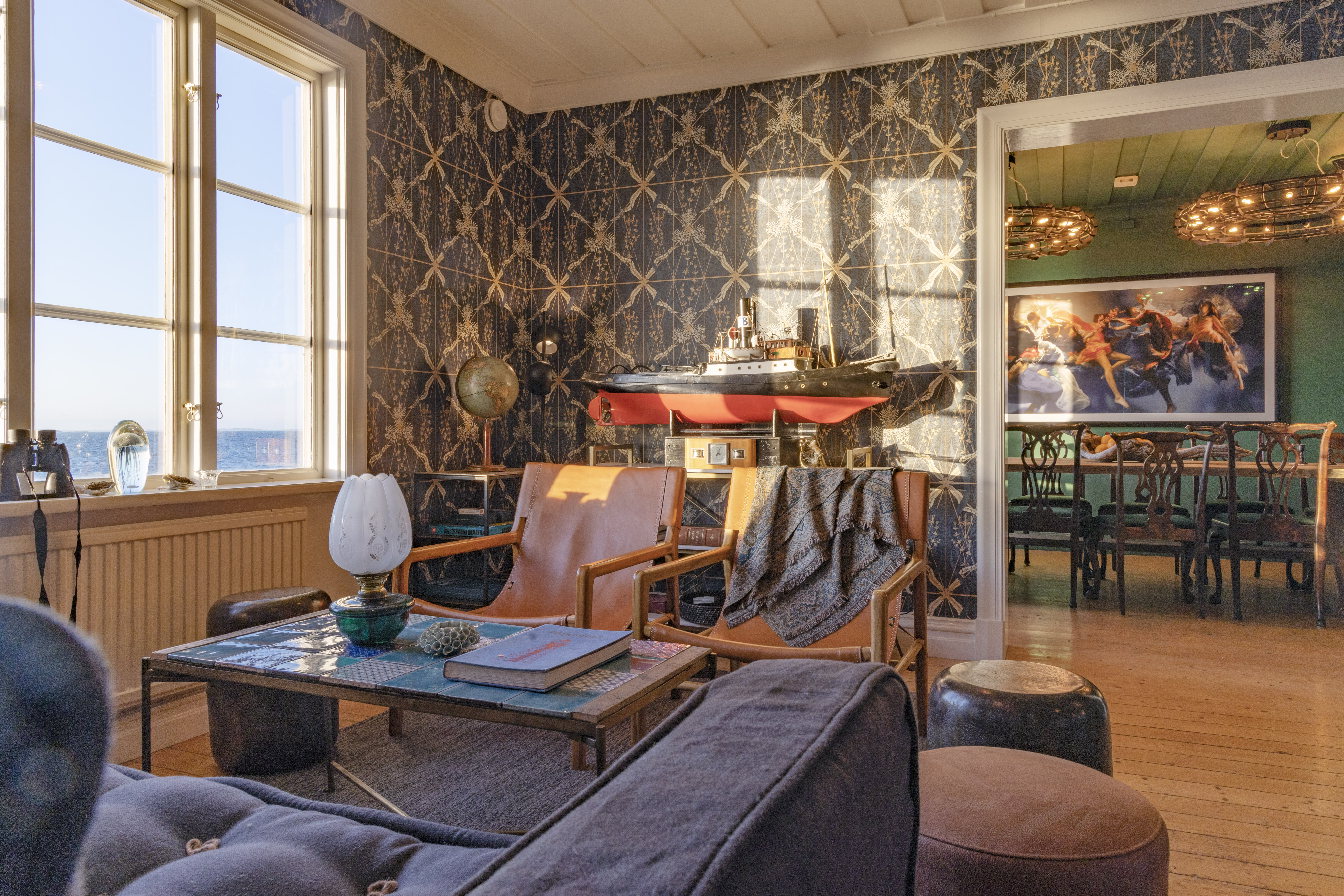 Un equipo de visionarios empresarios, hoteleros, restauradores, diseñadores y marineros profesionales suecos ha reinventado la antigua casa del farero, creando un impresionante hotel boutique – Pater Noster – de nueve habitaciones con capacidad para 18 huéspedes.