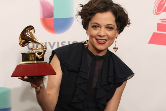 Natalia Lafourcade y Pitbull empatan y ganan el Grammy