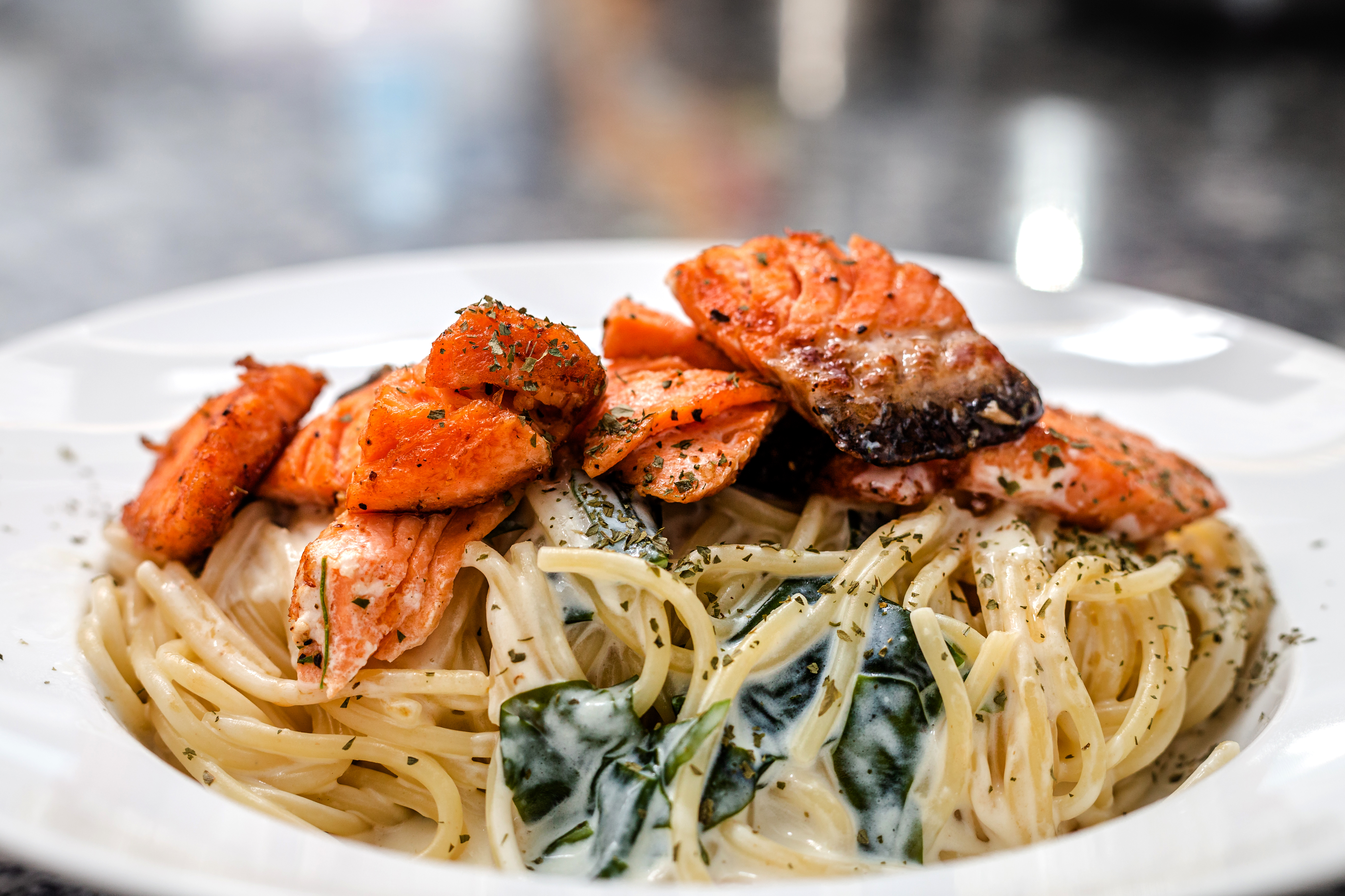 ¡Qué delicia! Receta para preparar trucha con pasta al ajillo