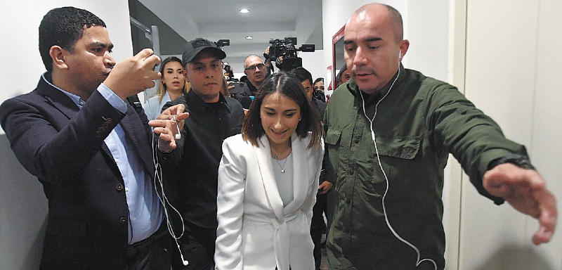 Policías no aceptan los cargos por chuzadas a exniñera de hijo de Laura Sarabia