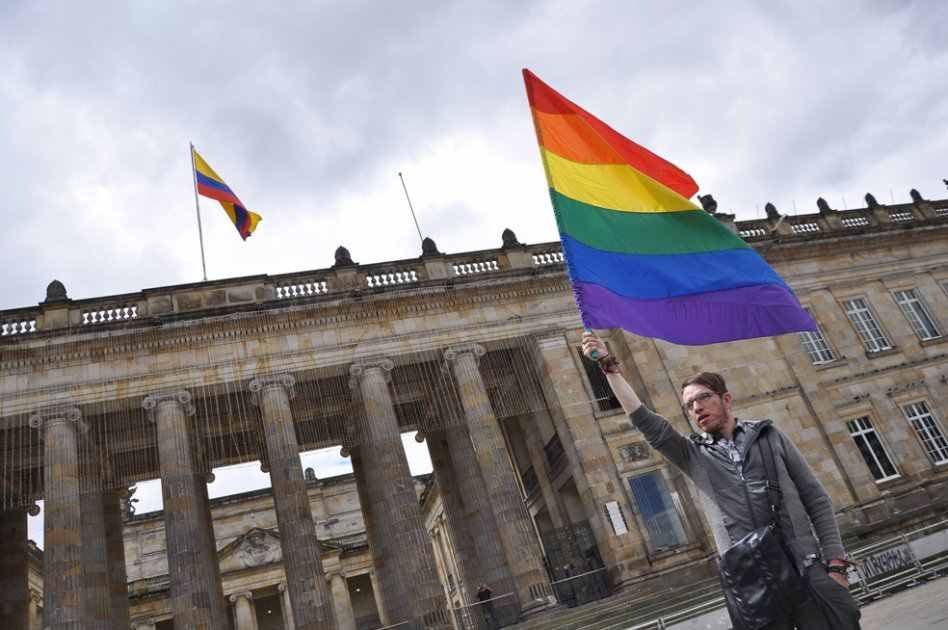 Comunidad LGBTI anuncia que buscará formalizar «matrimonios» ante notarios y jueces
