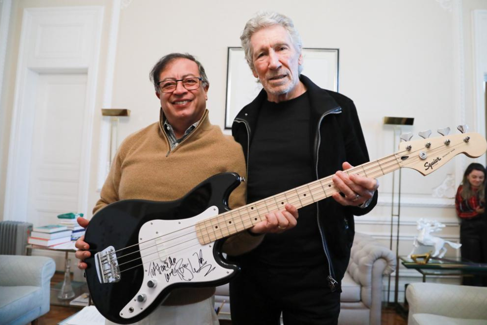 El presidente Gustavo Petro recibió del músico Roger Waters un bajo autografiado.