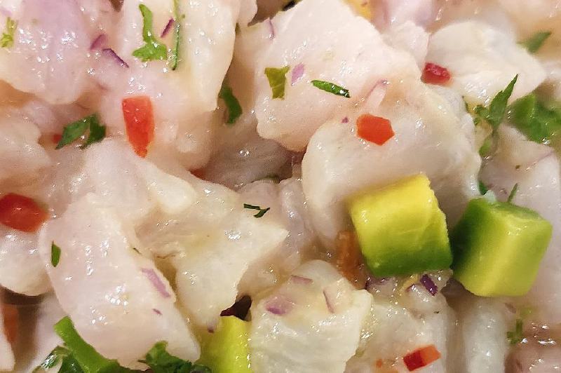 Receta para preparar ceviche de pescado en leche de tigre de gulupa
