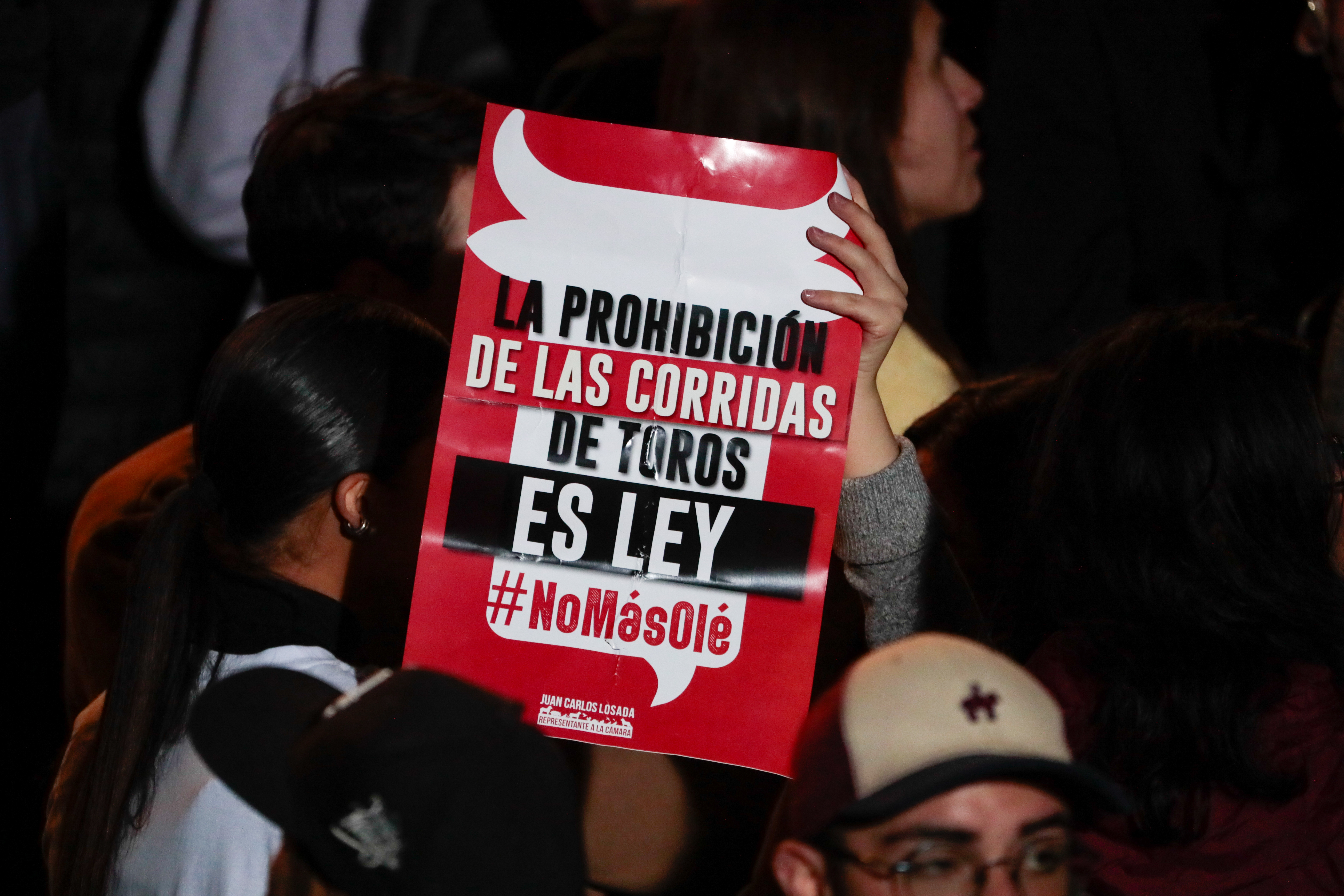 BOG400. BOGOTÁ (COLOMBIA), 22/07/2024.- Un hombre sostiene un cartel sobre la prohibición de las corridas de toros este lunes, en la Plaza de Toros La Santamaría en Bogotá (Colombia). El Gobierno colombiano sancionó la ley ‘No más olé’, que prohíbe las corridas de toros en el país a partir de 2027 y que fue aprobada por el Congreso en mayo pasado, una iniciativa que, según denuncian los defensores de la tauromaquia, afectará a la economía y el empleo de las personas que viven de esta actividad. EFE/Carlos Ortega