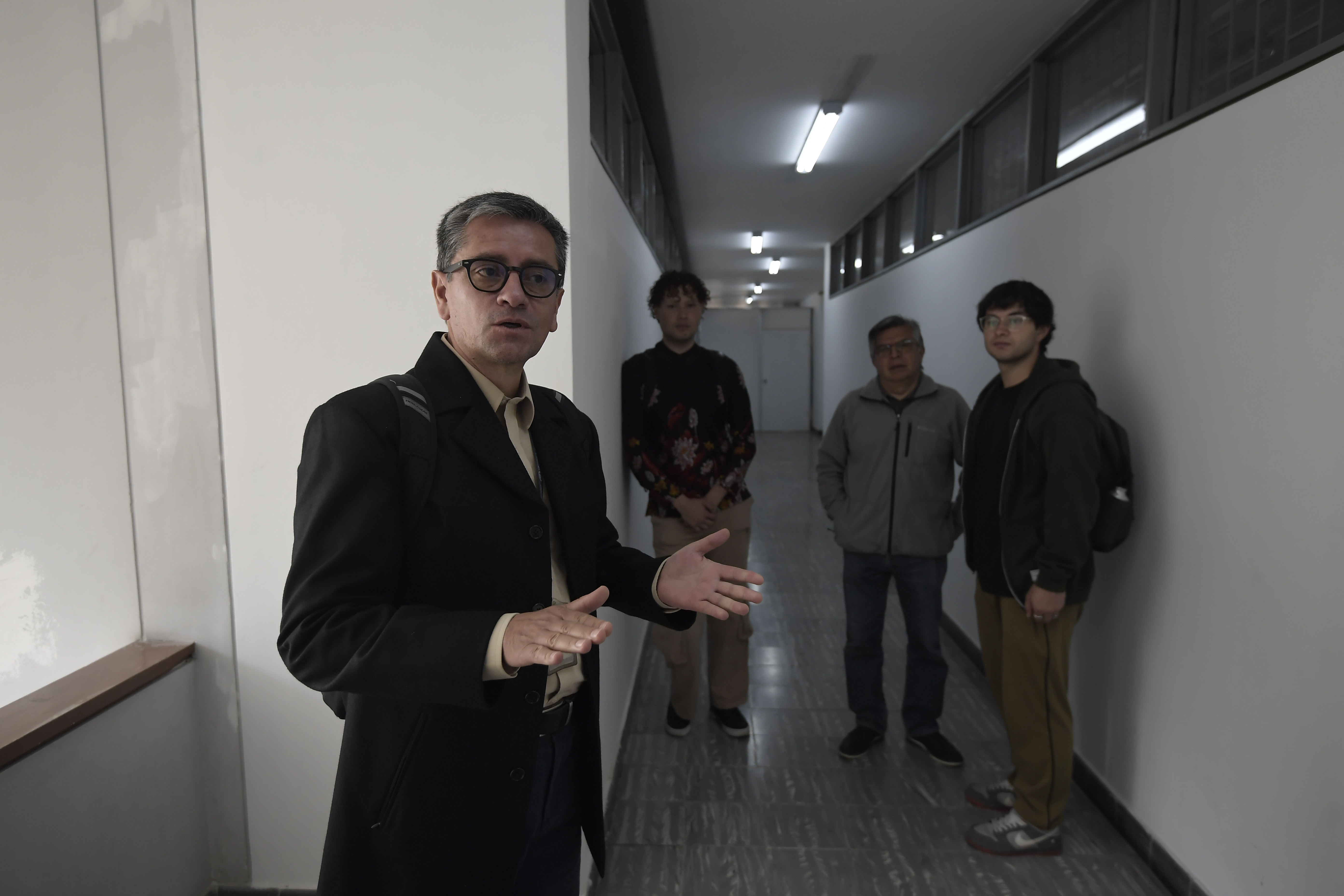 Recorrido por el departamento de Farmacia de la Universidad Nacional, sede Bogotá; se observa deterioro y grietas.