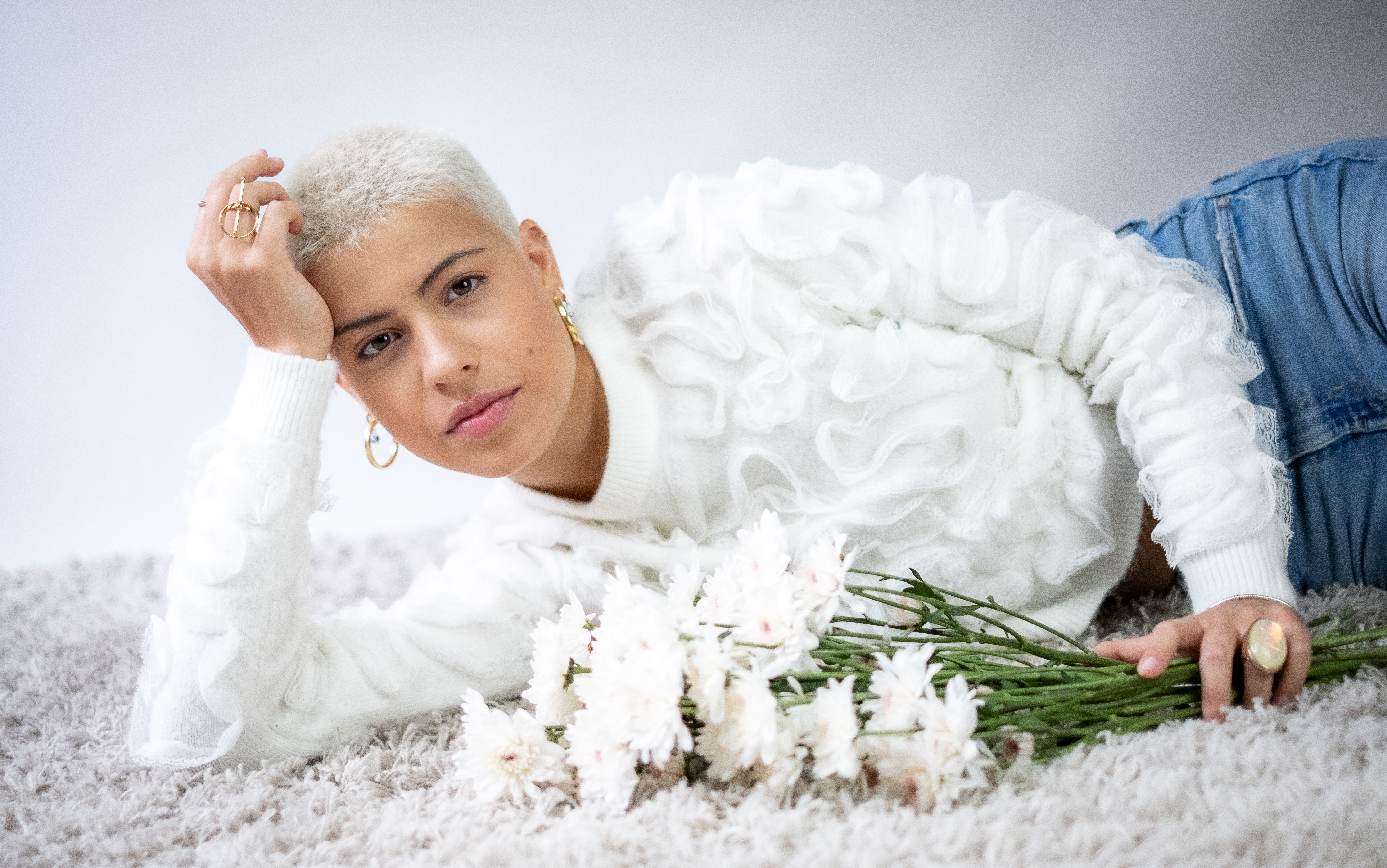Annasofia lanza “Vienes y vas”, una despedida con la frente en alto