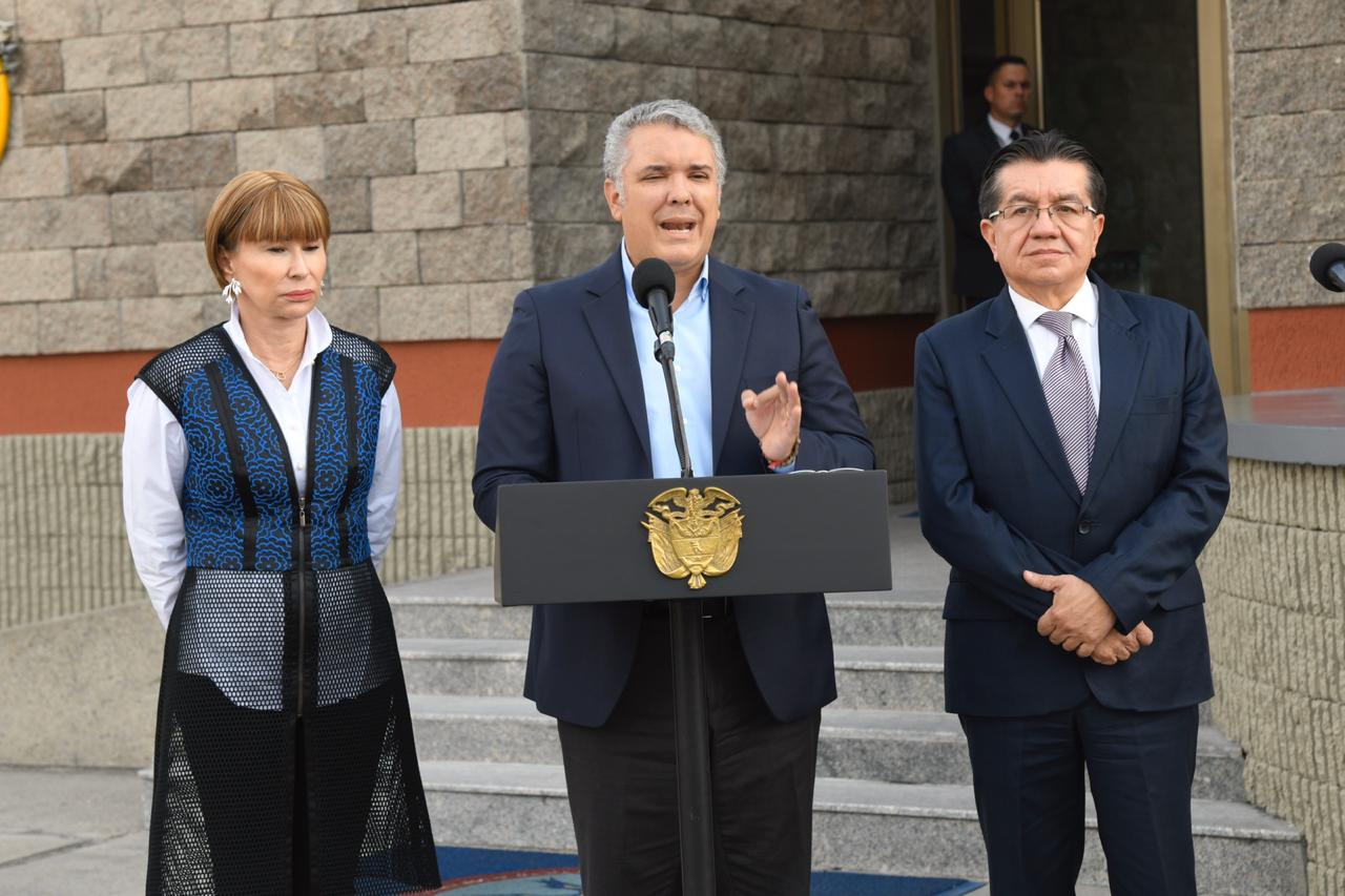 “Es una emergencia mundial, pero no nos dejemos llevar por la paranoia”: Duque