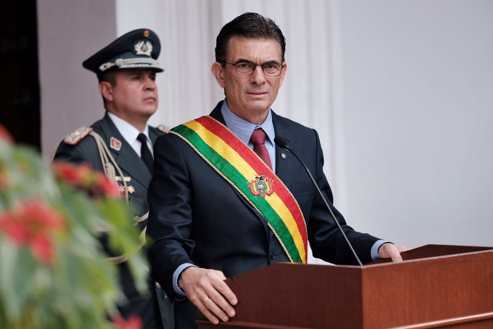 Presidente de Bolivia cede en medio de protestas y reduce su sueldo a la mitad